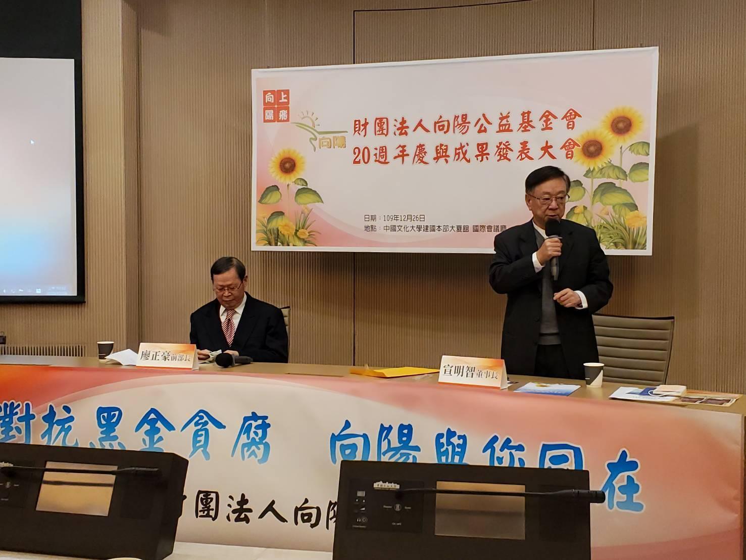 聯電集團榮譽副董事長宣明智(右)為了響應廖正豪對抗黑金貪腐、防治弊案的倡議,率先捐款 1 千萬元。(翻攝畫面)