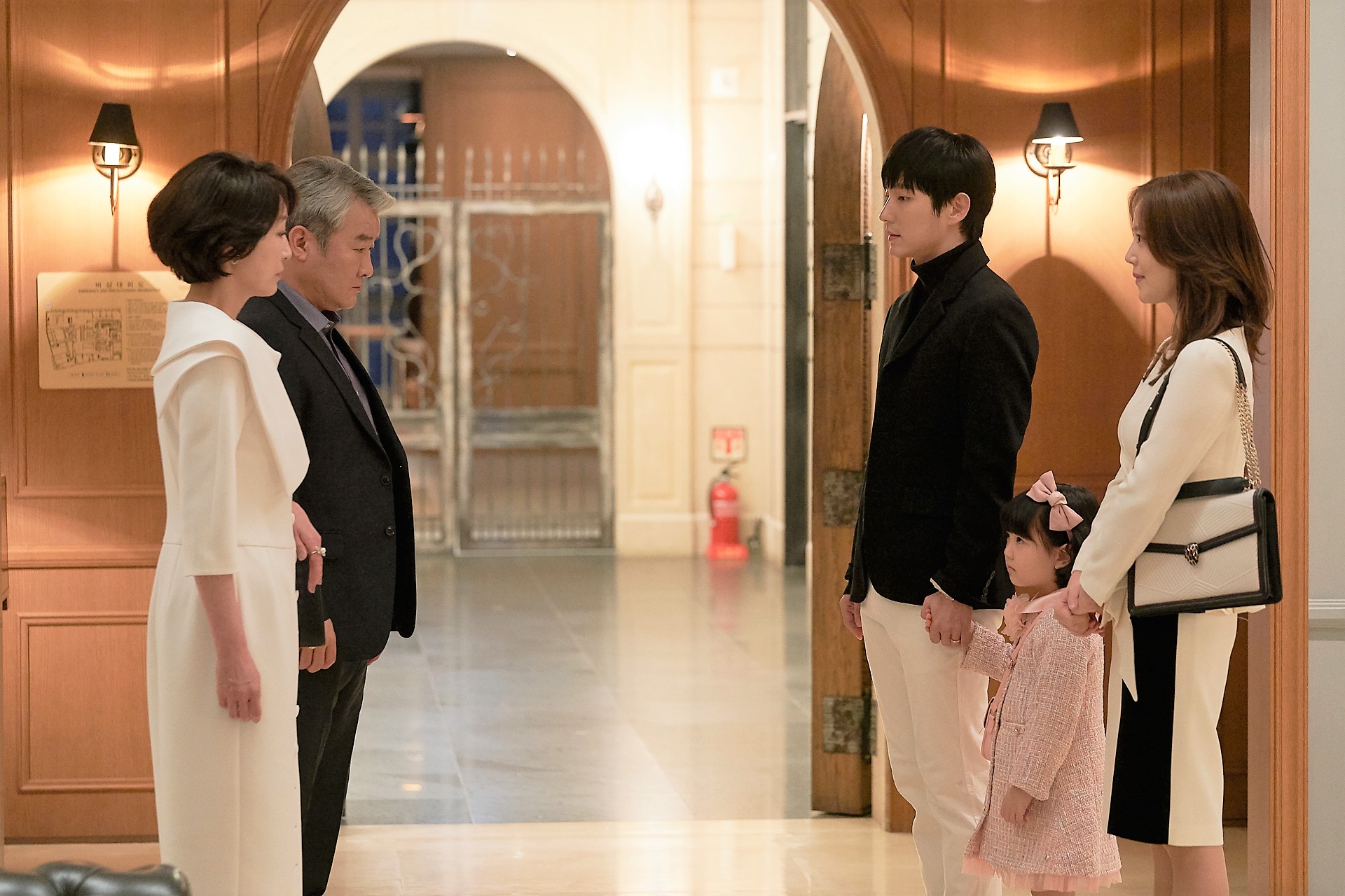 文彩元帶女兒與公婆吃飯的這幕，連李準基的大嫂都打電話向他分享心情。（八大提供）