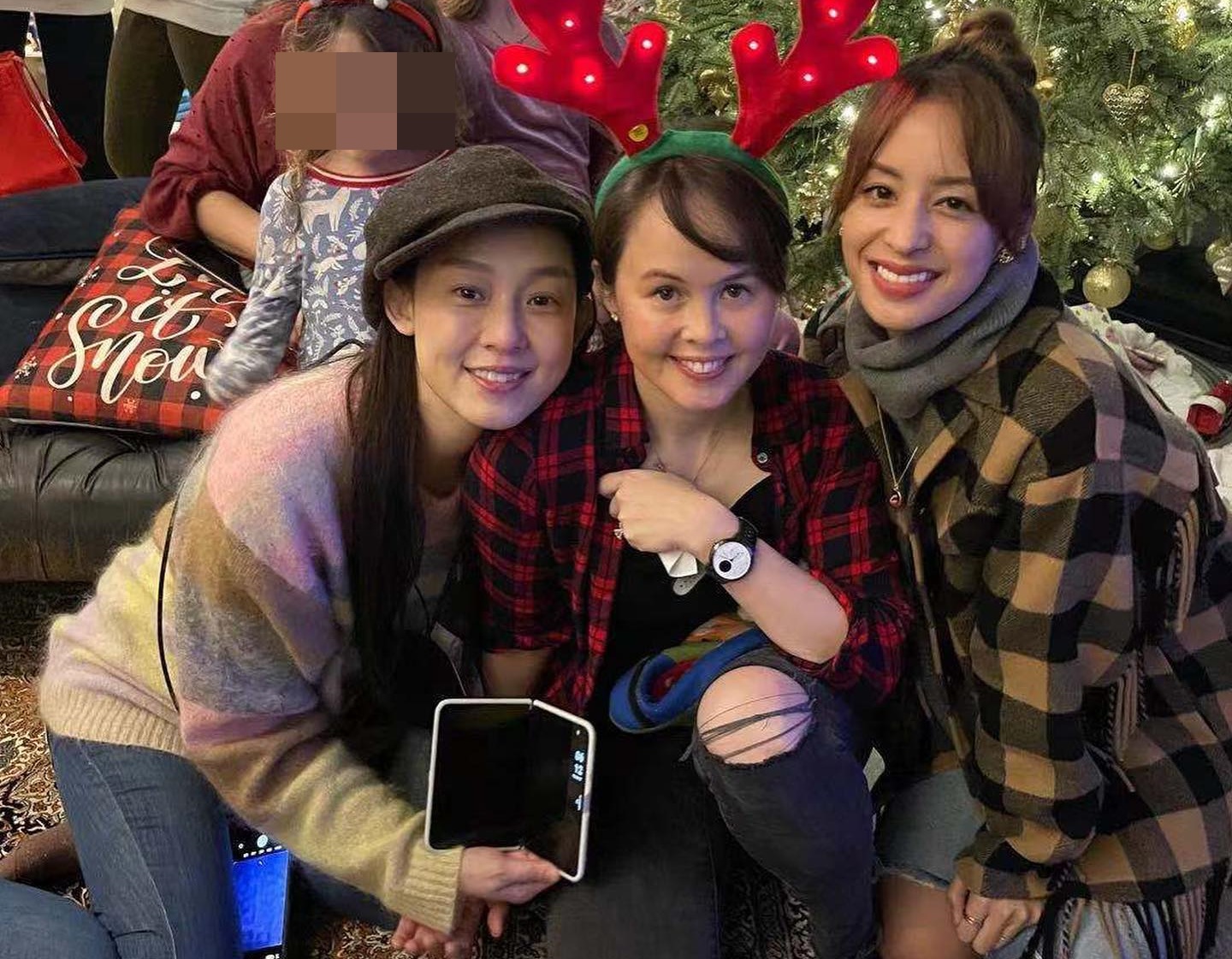 昨（25日）耶誕節，范瑋琪上傳與好友過節的合照。（翻攝自范瑋琪臉書）