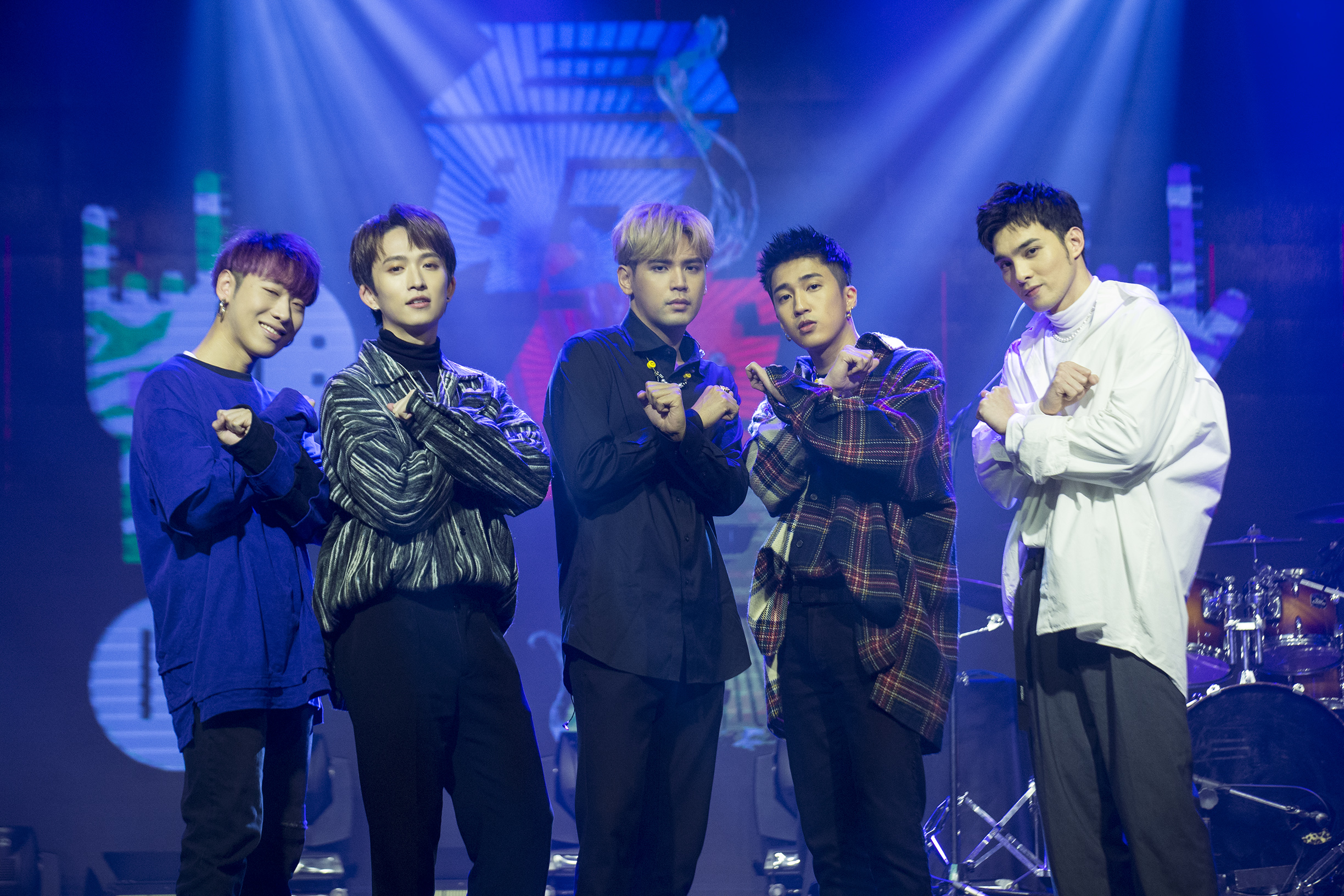 「五堅情」賴晏駒（左起）、邱鋒澤、陳零九、婁峻碩及黃偉晉，分享交換耶誕禮物的趣事。（MTV提供）