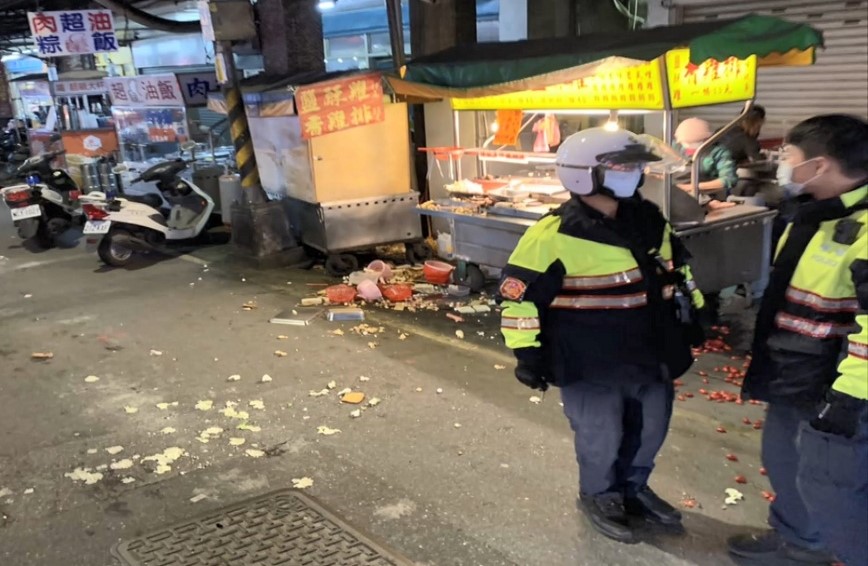 耶誕夜晚間，何姓男子竟然因為缺錢喝酒，砸毀姐姐的雞排攤。（翻攝畫面）