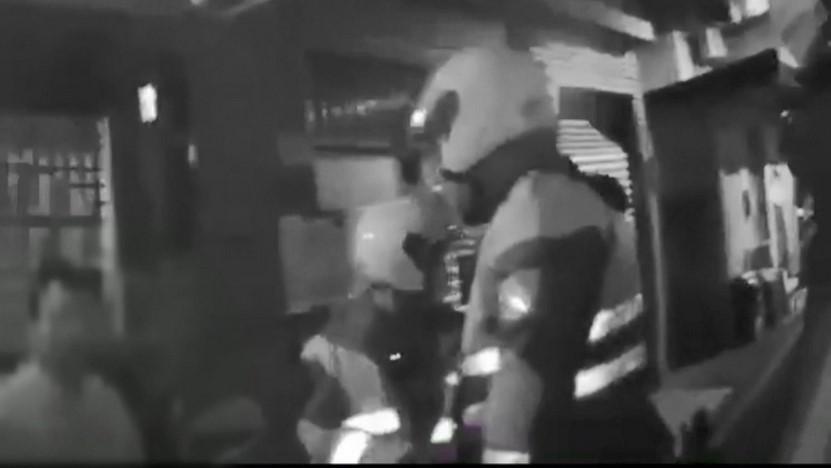 警方循線找到何姓男子,結果他因為酒醉的關係,連話都說不清楚。(翻攝畫面)