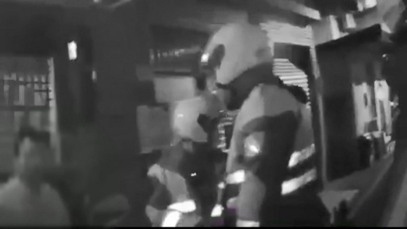 警方循線找到何姓男子,結果他因為酒醉的關係,連話都說不清楚。(翻攝畫面)