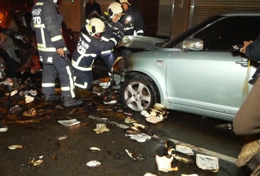 消防隊趕緊撲滅火勢，但無奈機車大火已經波及路旁的2輛轎車。（翻攝畫面）