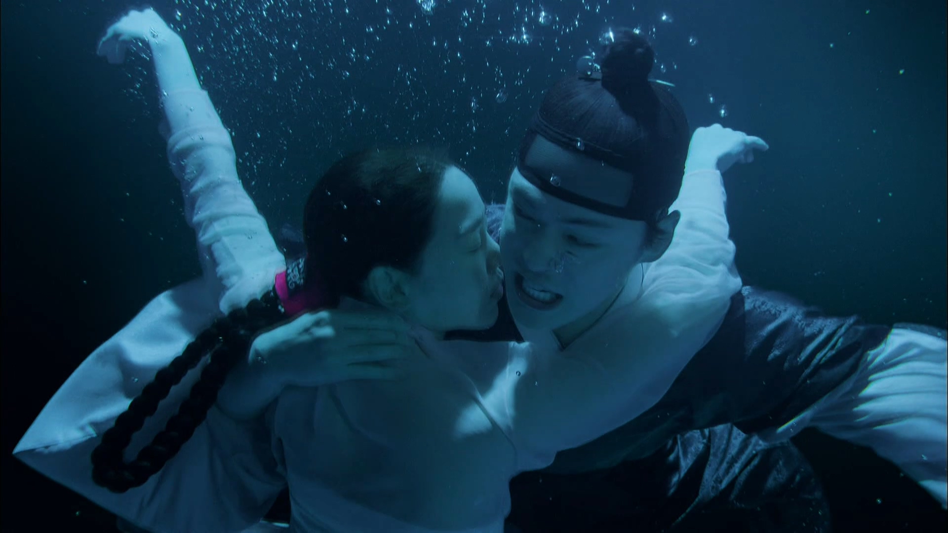 金正鉉（右）《哲仁王后》勇救投湖申惠善（左）。（friDay影音提供）