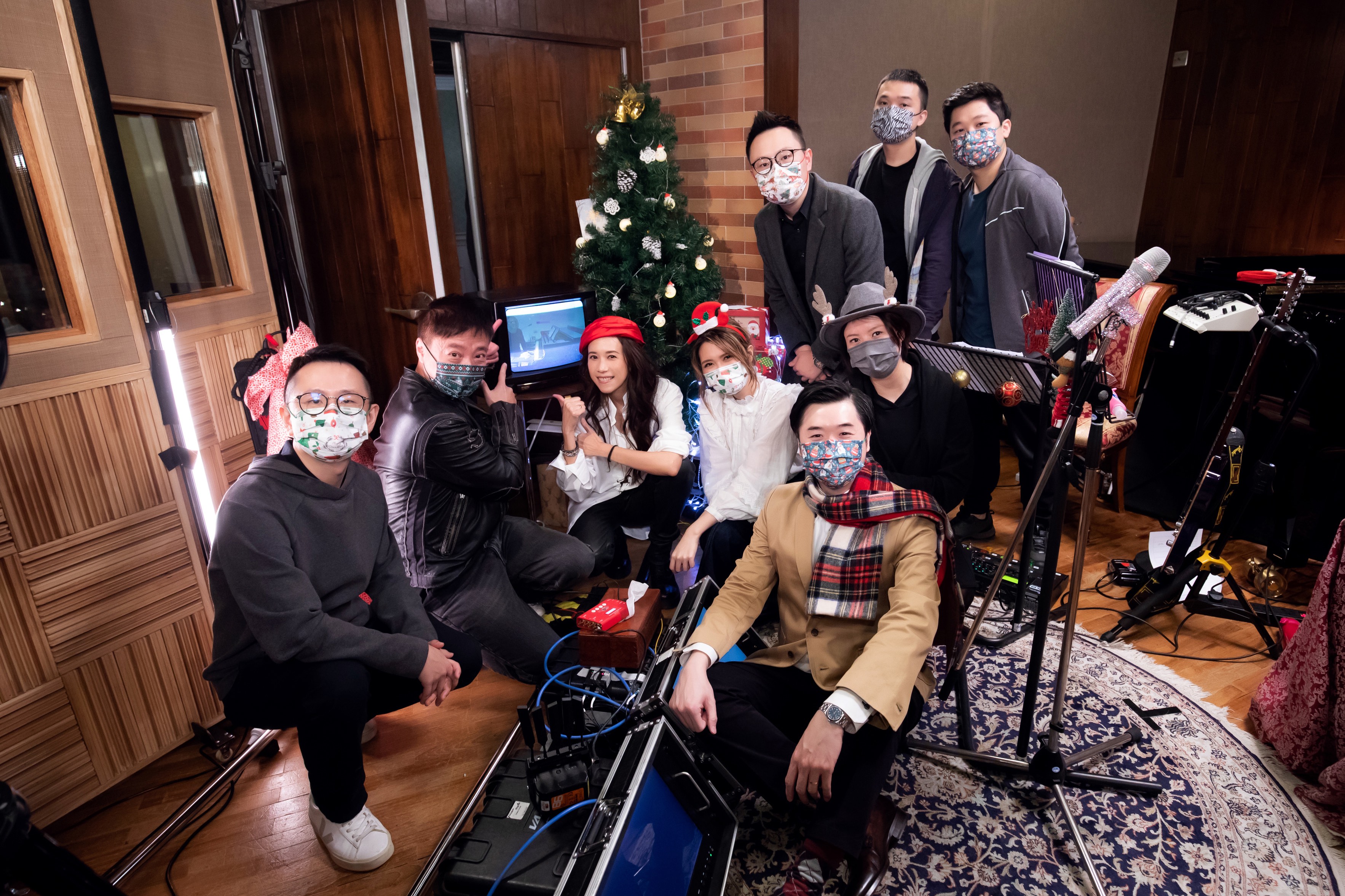 莫文蔚（左3）希望繼續做一些好聽的音樂送給大家，也希望疫情快過去。（莫家寶貝工作室提供）