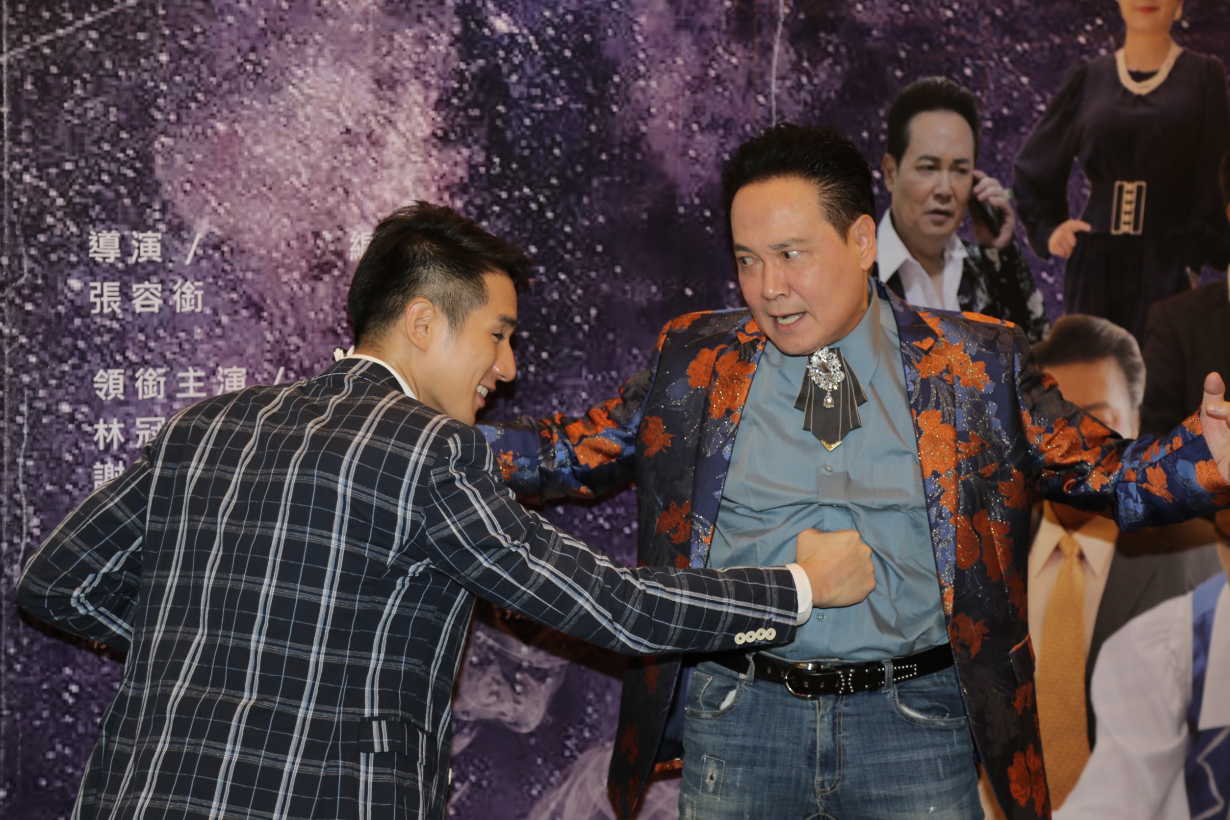 孟飛（右）首度與兒子孟翔（左）同台飆戲，果然虎父無犬子。（銜藝文化提供）