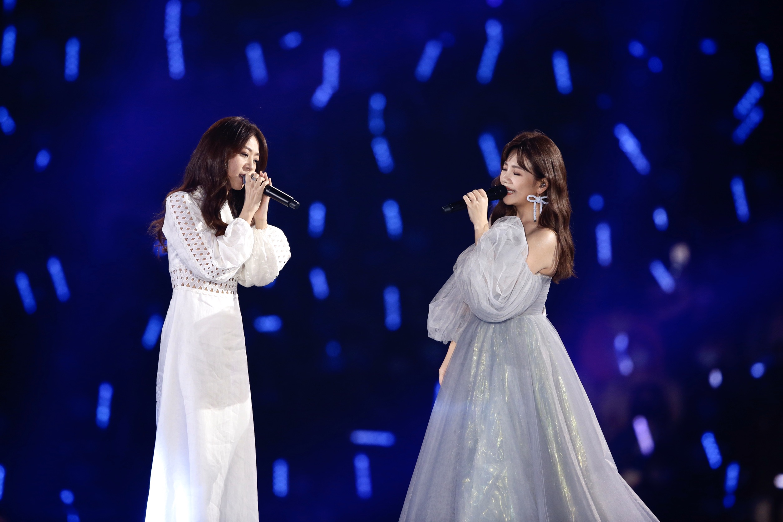 梁靜茹與陳綺貞合唱〈我喜歡上你時的內心活動〉。