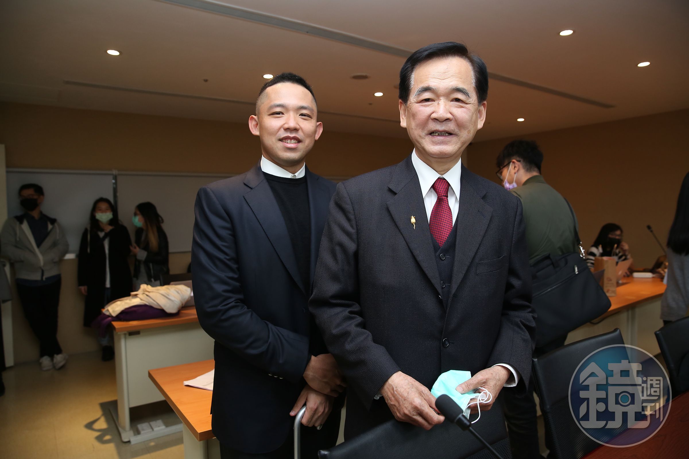國光客運副董事長王應傑之子王怡中（左）傳猝逝消息，王應傑（右）昨哀痛證實。（資料照）