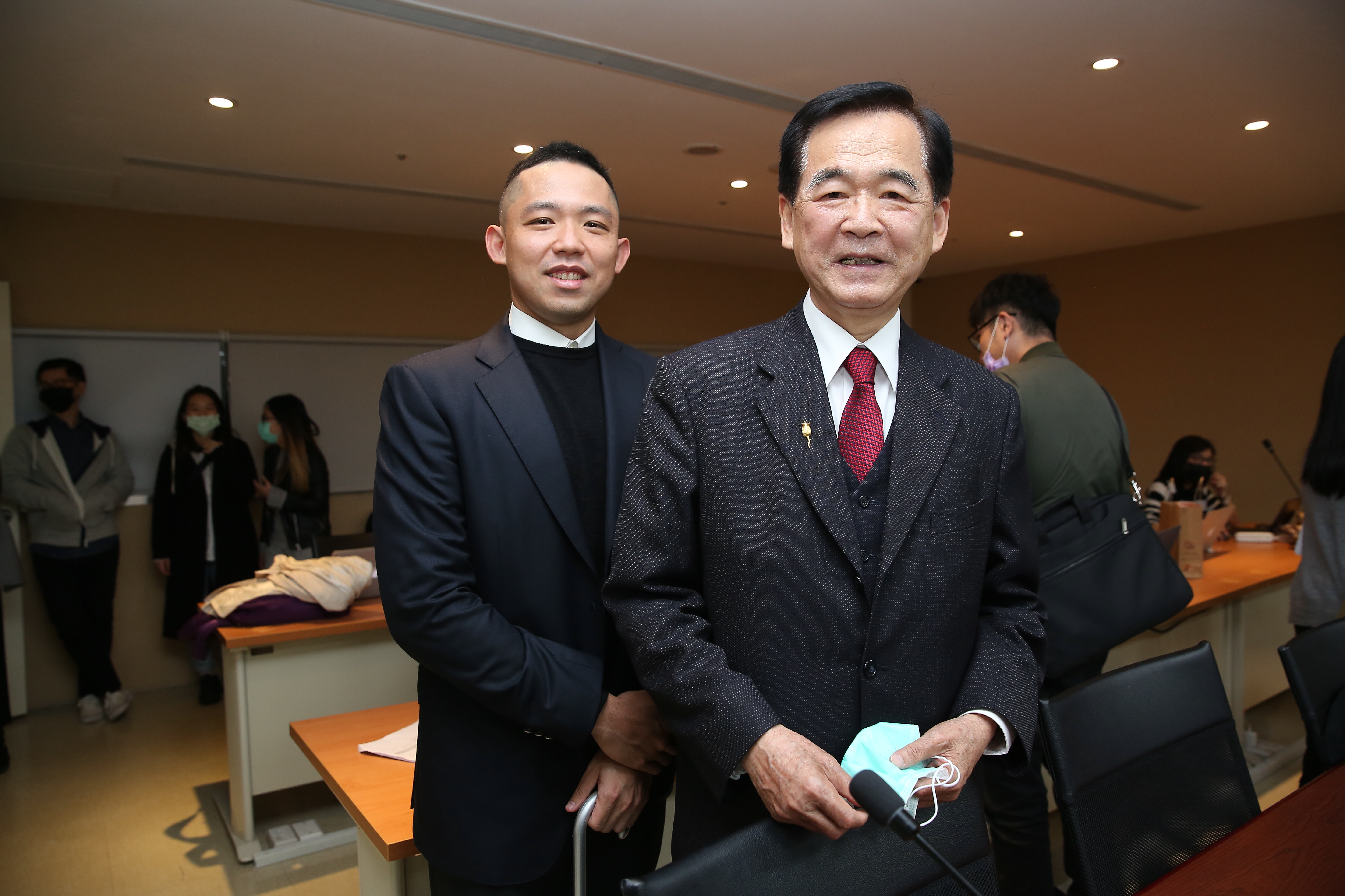 國光客運副董事長王應傑之子王怡中（左）傳猝逝消息，王應傑（右）昨哀痛證實。（資料照）