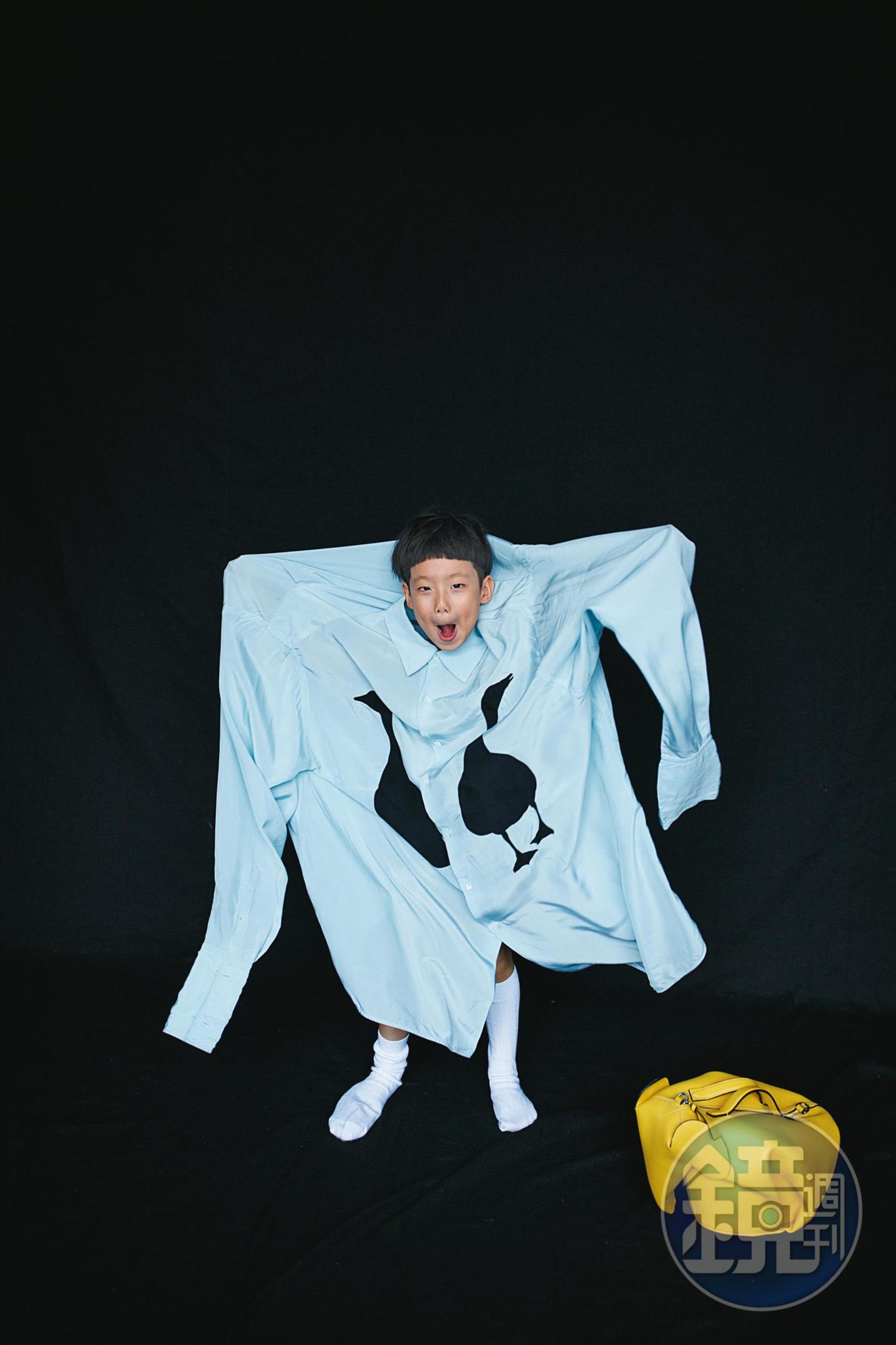 藍色雙鵝襯衫 NT$41,000／黃色大象提包 NT$74,000 by LOEWE