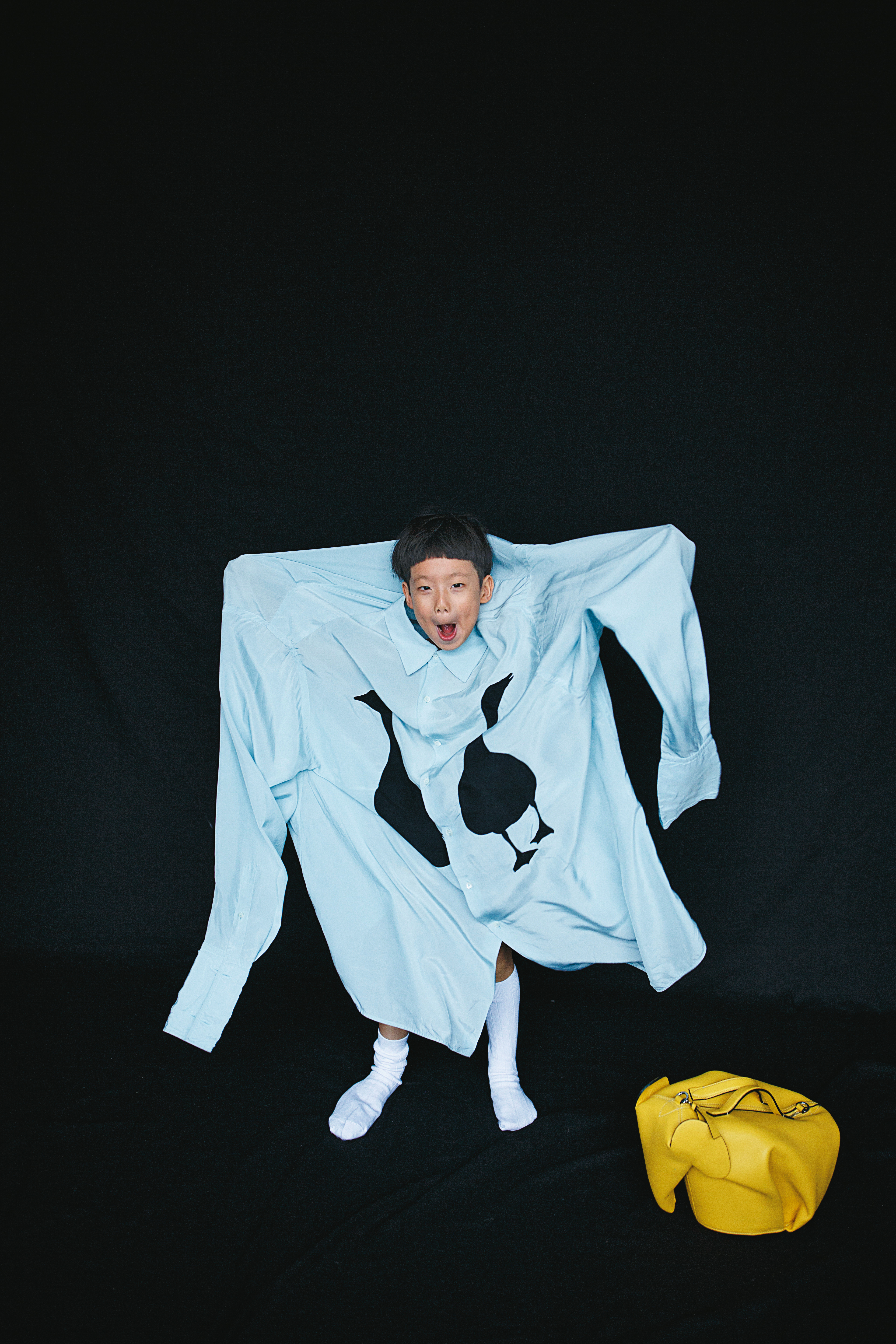 藍色雙鵝襯衫 NT$41,000／黃色大象提包 NT$74,000 by LOEWE
