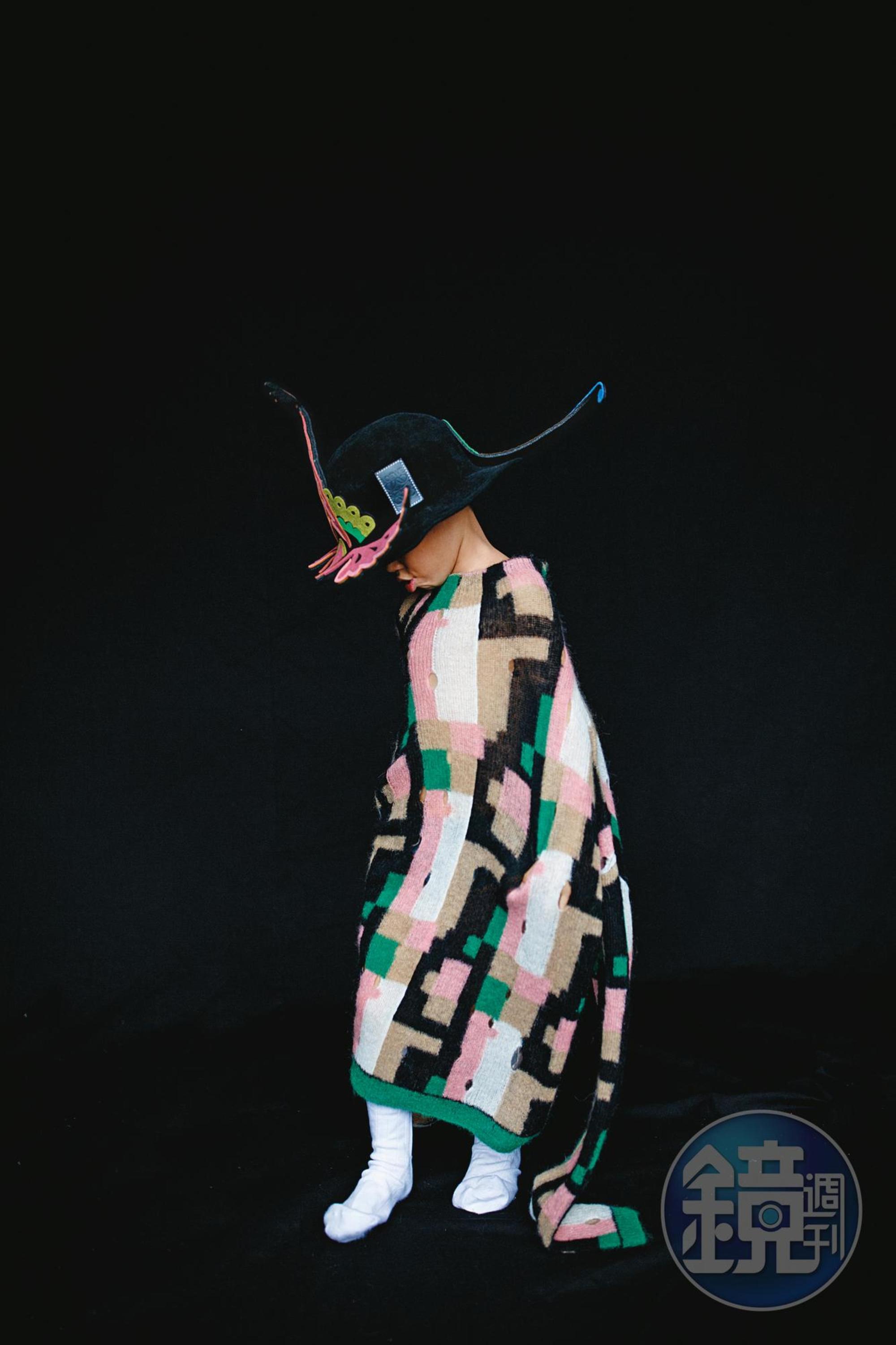 彩色幾何織紋毛衣 NT$46,000、Paradise拼接造型帽 NT$44,000 by LOEWE