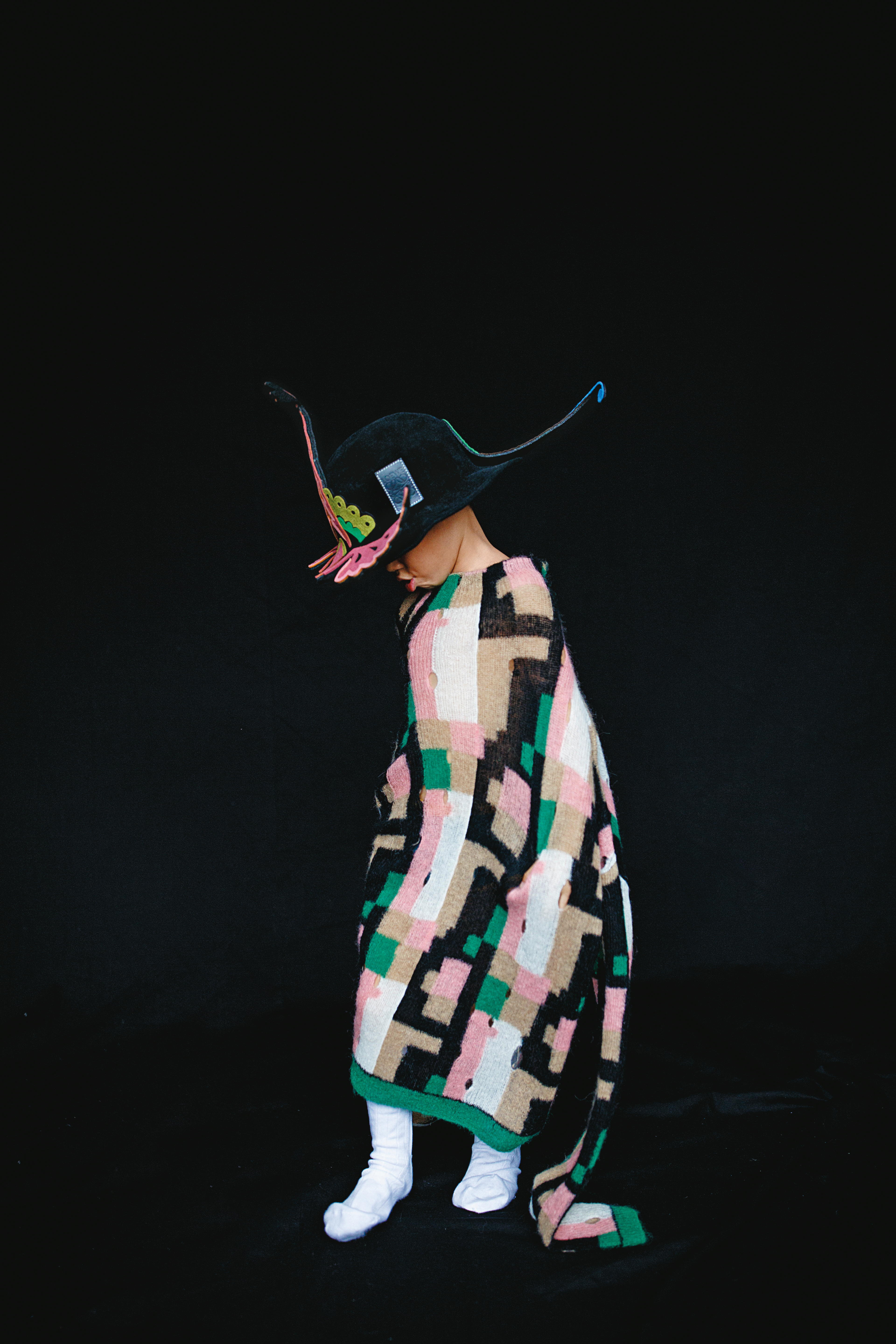 彩色幾何織紋毛衣 NT$46,000、Paradise拼接造型帽 NT$44,000 by LOEWE