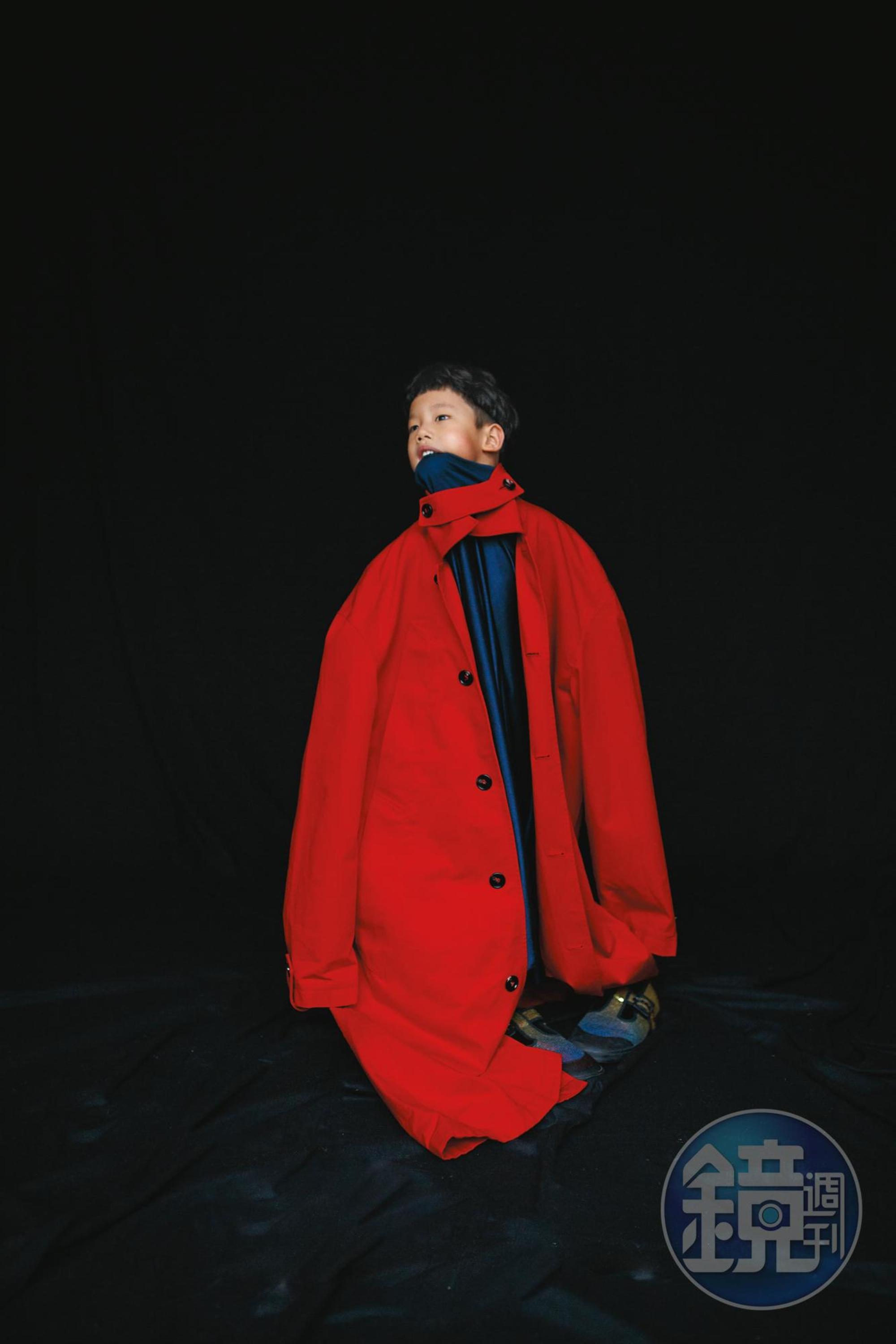 豔唇紅厚棉附腰帶風衣 NT$75,700 by BOTTEGA VENETA／藍色高領運動風上衣 價格電洽 by BALENCIAGA／亮片鞋 價格店洽 by LOEWE