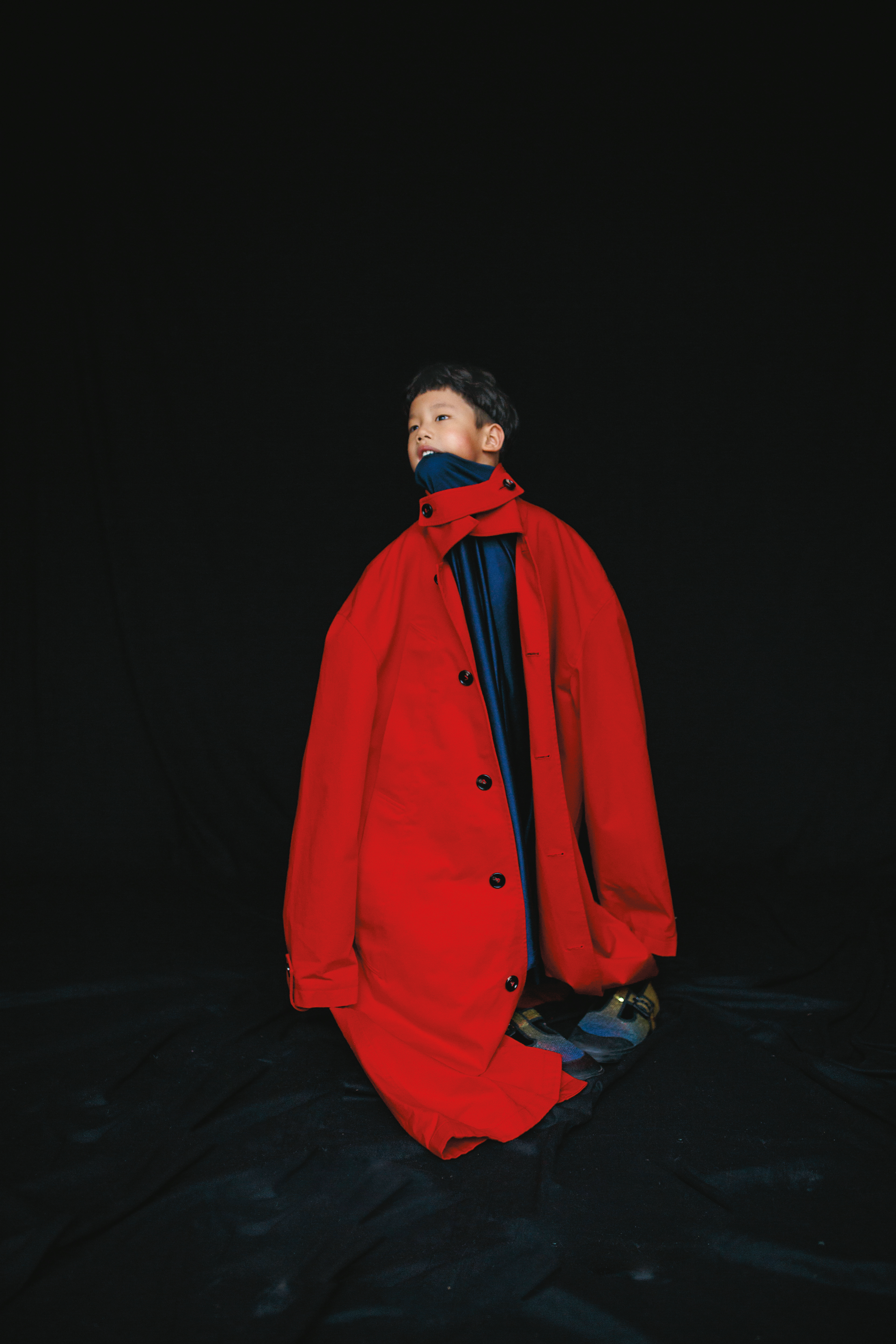 豔唇紅厚棉附腰帶風衣 NT$75,700 by BOTTEGA VENETA／藍色高領運動風上衣 價格電洽 by BALENCIAGA／亮片鞋 價格店洽 by LOEWE