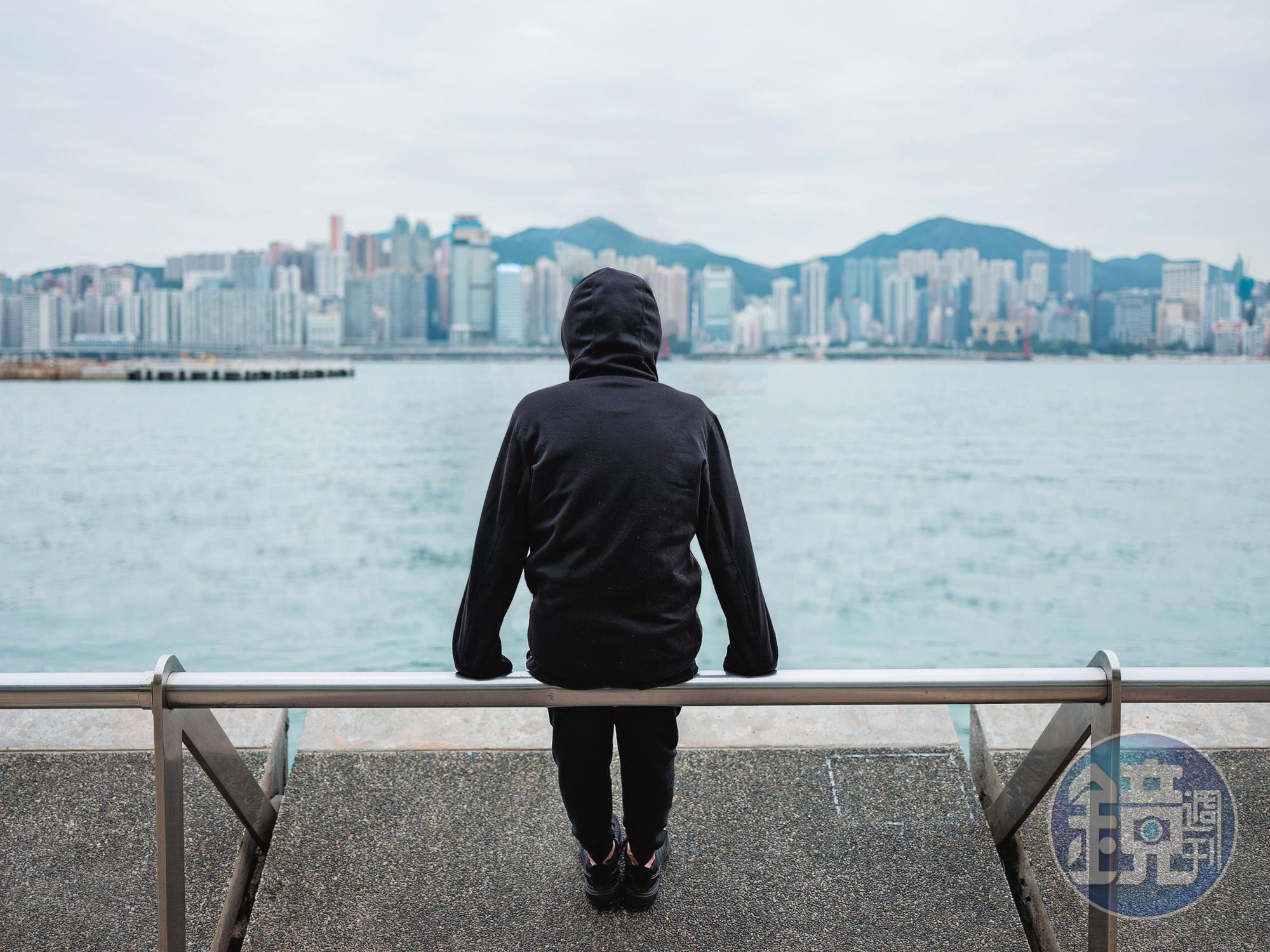 本刊追蹤去年訪談的港人，大多數受訪者無法露臉，他們極度小心、不斷自我審查、害怕遭到出賣，部分港人婉拒受訪。從「沒有臉孔的人」變成「沒有聲音的人」，只過了1年。