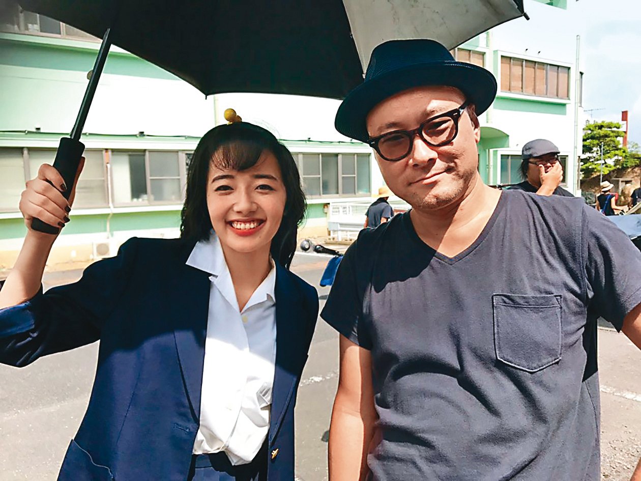 內田英治（右）執導《AV帝王》時也是透過海選找到女主角森田望智。（翻攝自內田英治推特）