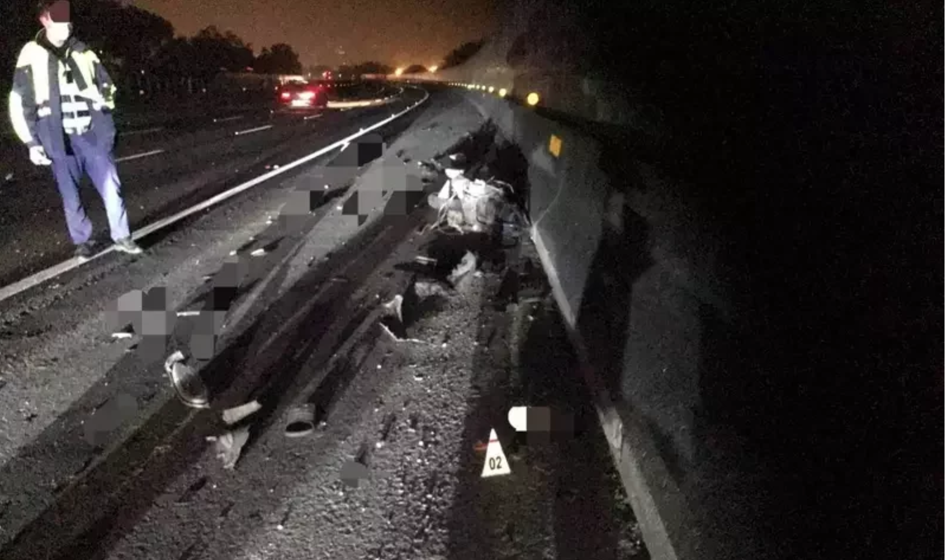一名吳姓男騎士誤騎上國道，在王田往南屯北上路段遭多車輾撞，當場死亡、屍塊四散。（翻攝畫面）