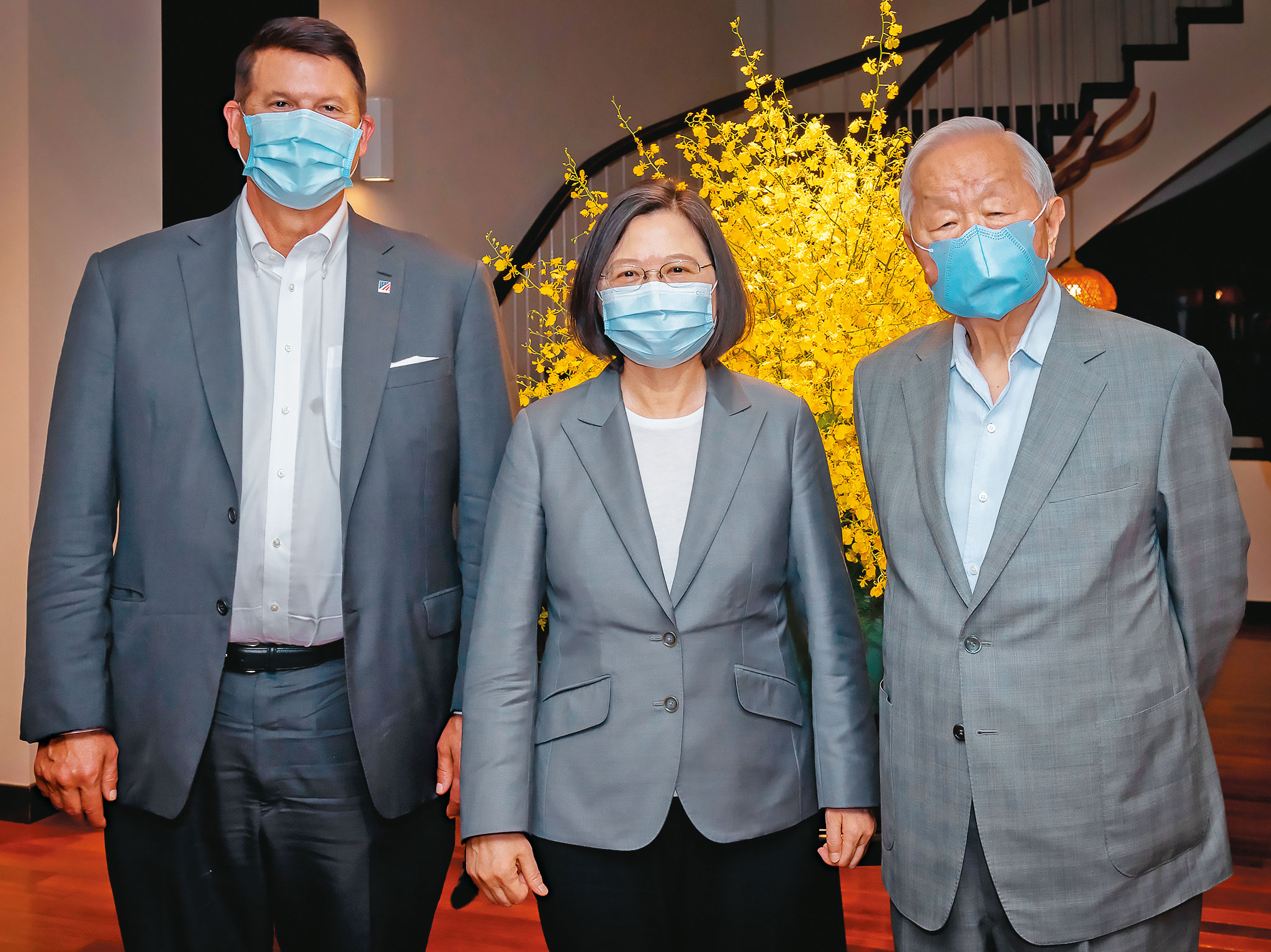 這一年來台、美關係進展迅速,美方官員一個接著一個訪台。左為9月來台的美國國務院次卿柯拉克(Keith Krach),右為台積電創辦人張忠謀。(總統府提供)