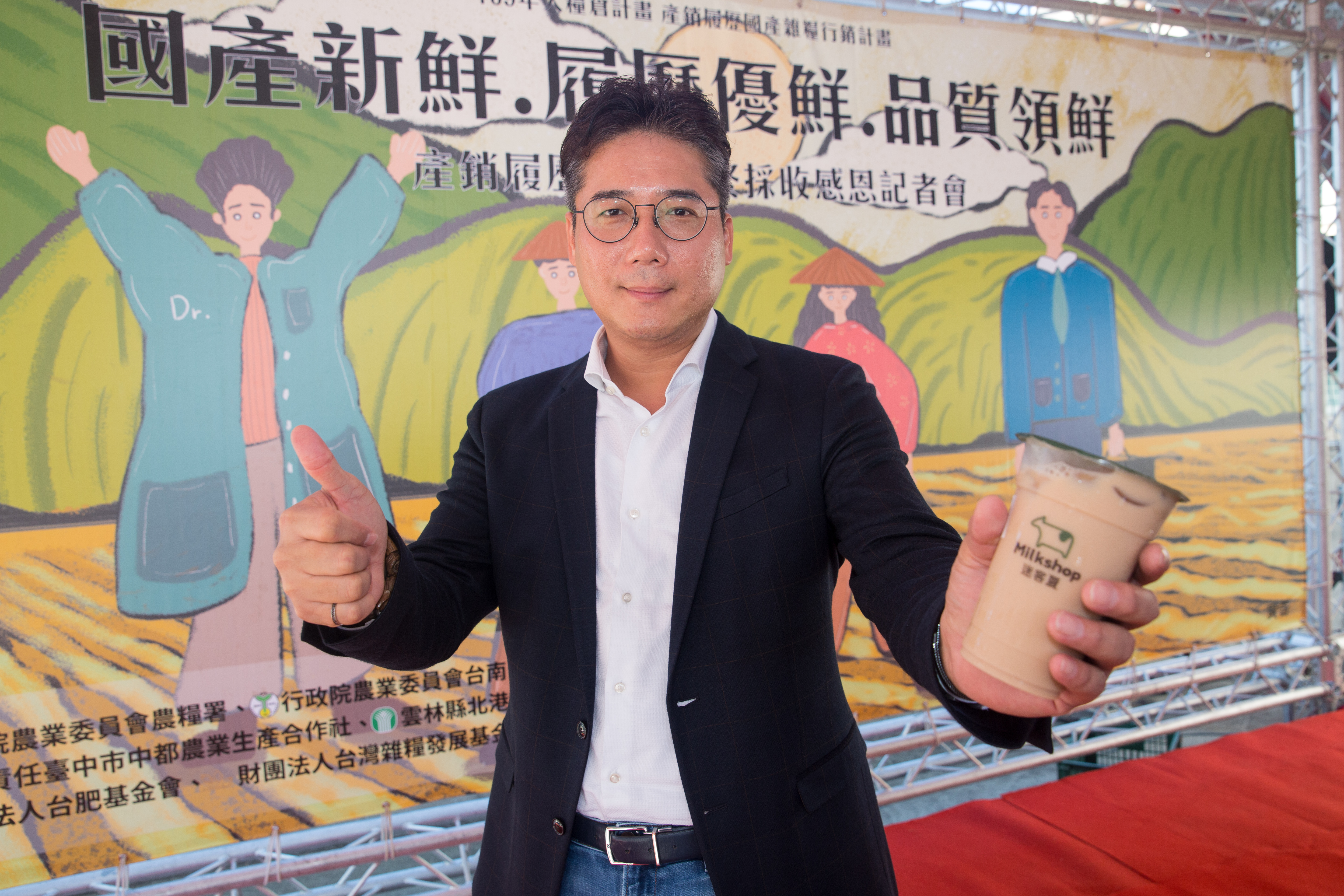  迷客夏董事長林建燁看好中都黃豆本土特色，將中都的豆奶推展至迷客夏旗下200多間連鎖店鋪。