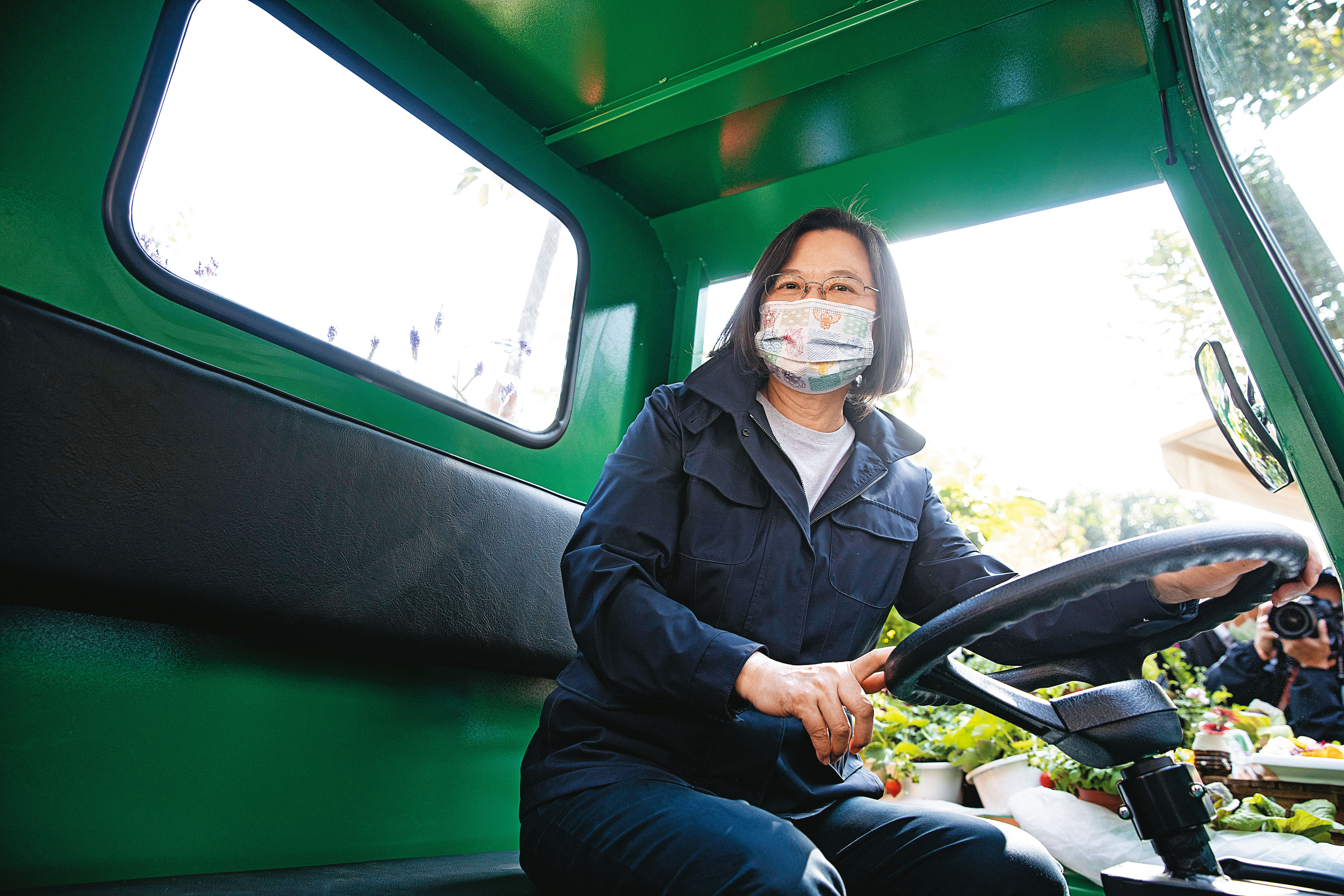 似乎一坐上駕駛座,蔡英文就開心起來。