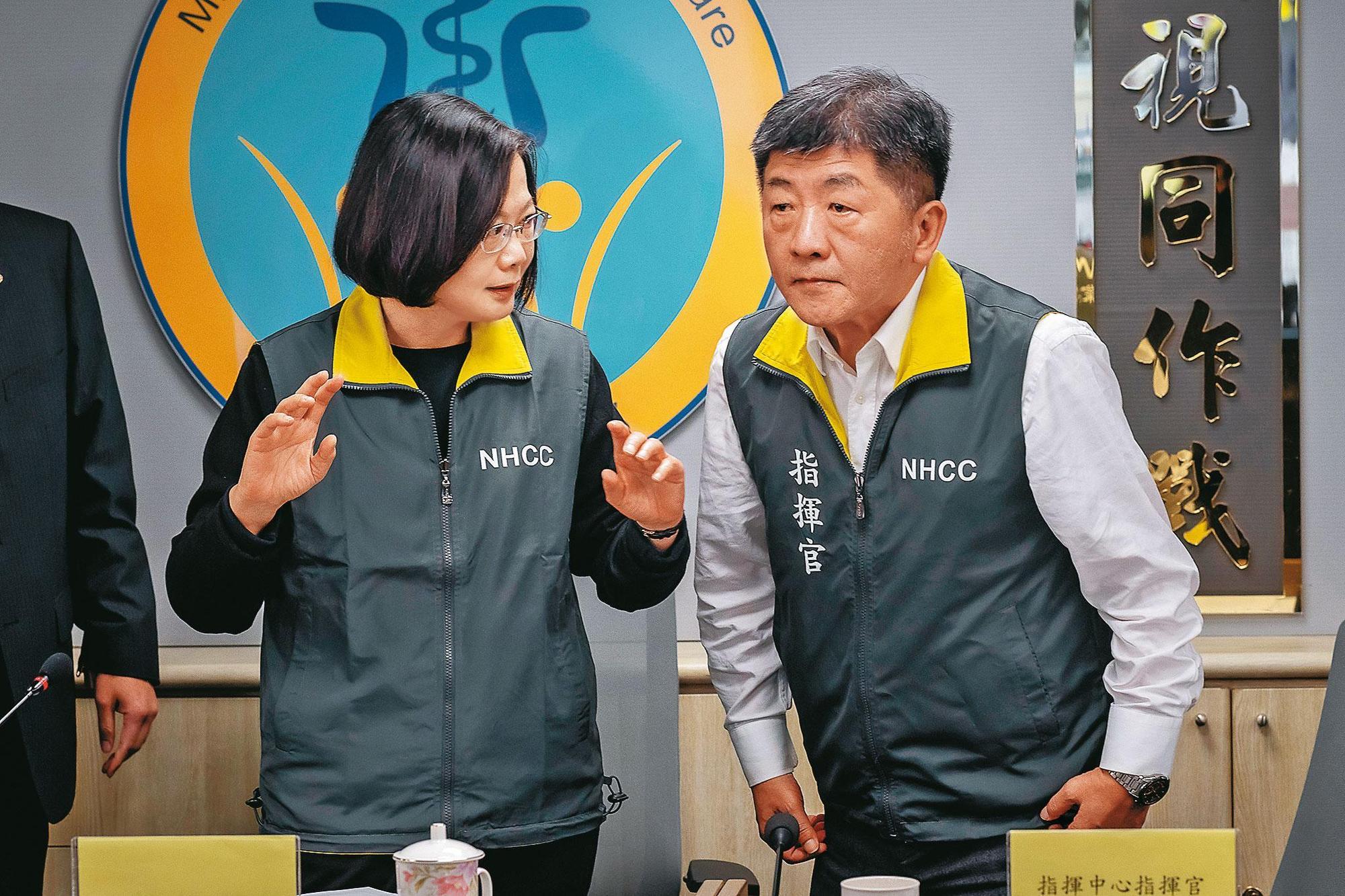 台灣防疫成功,讓一度不眠不休的衛福部長陳時中(右)廣受愛戴。(總統府提供)