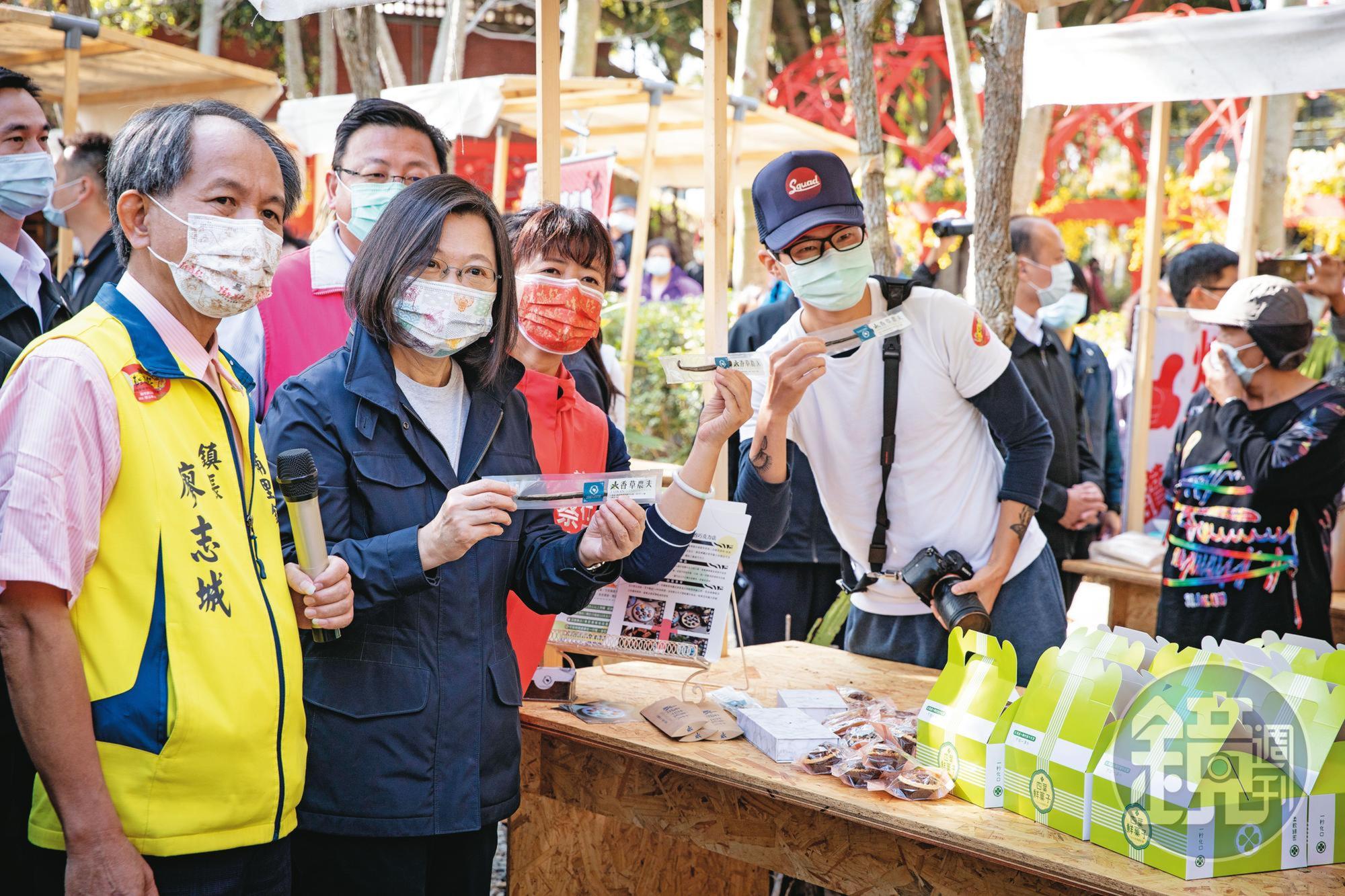 2018年底民進黨敗選後蔡英文(前左2)改變不少,包括利用週末頻繁下鄉與民眾互動。