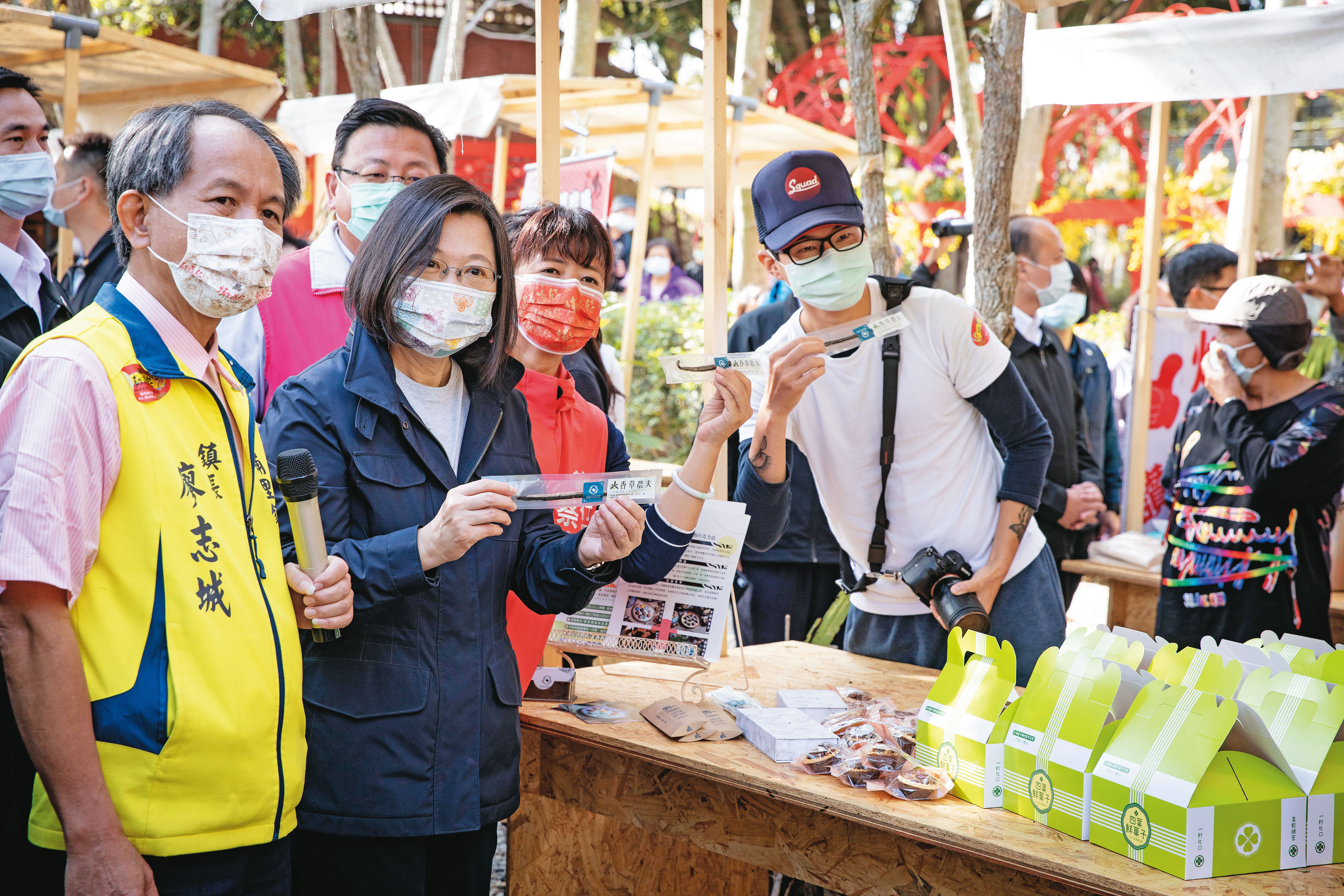 2018年底民進黨敗選後蔡英文（前左2）改變不少，包括利用週末頻繁下鄉與民眾互動。