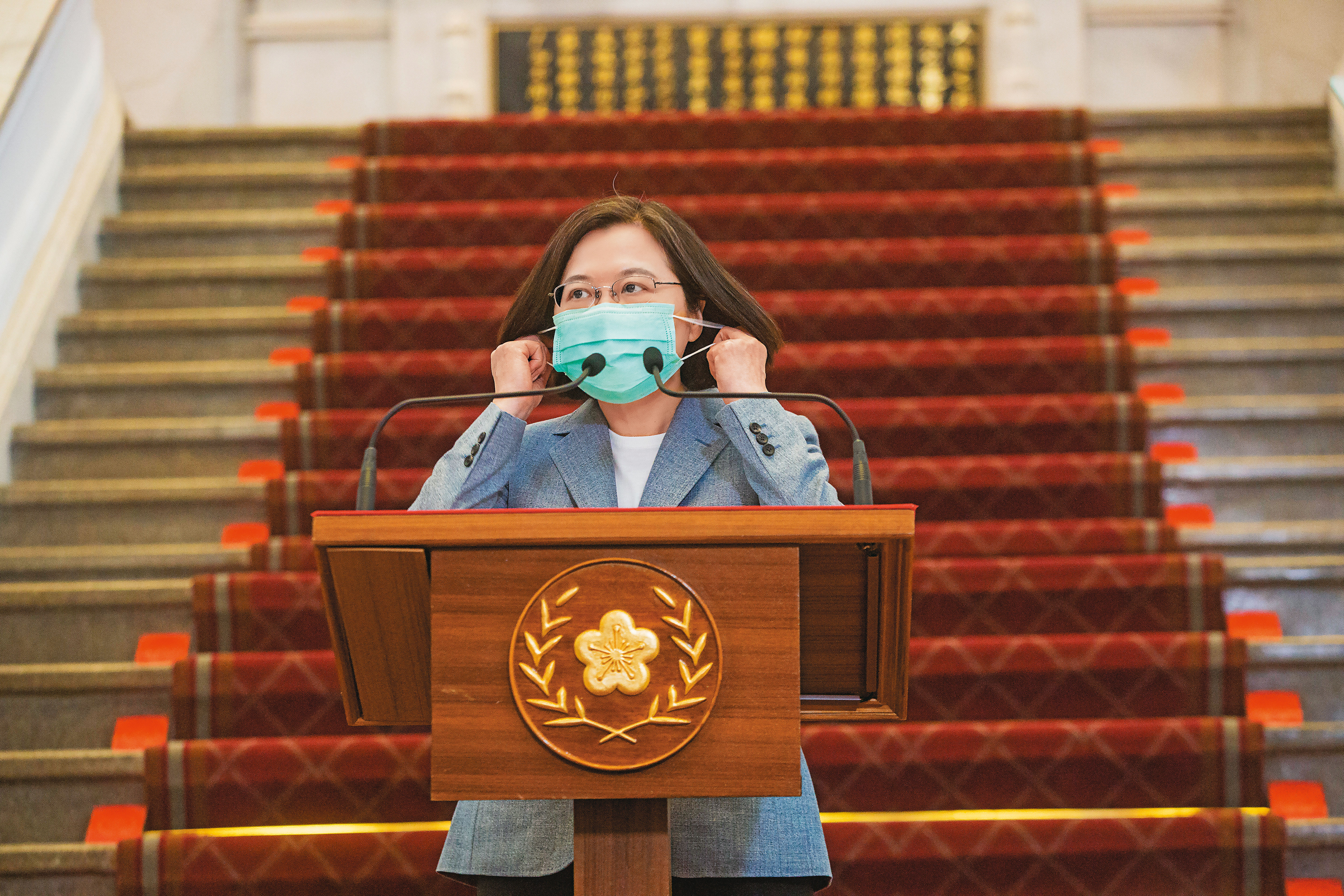 為了以身作則，蔡英文不論到哪裡、任何場合，幾乎都戴著口罩。（林煒凱攝）