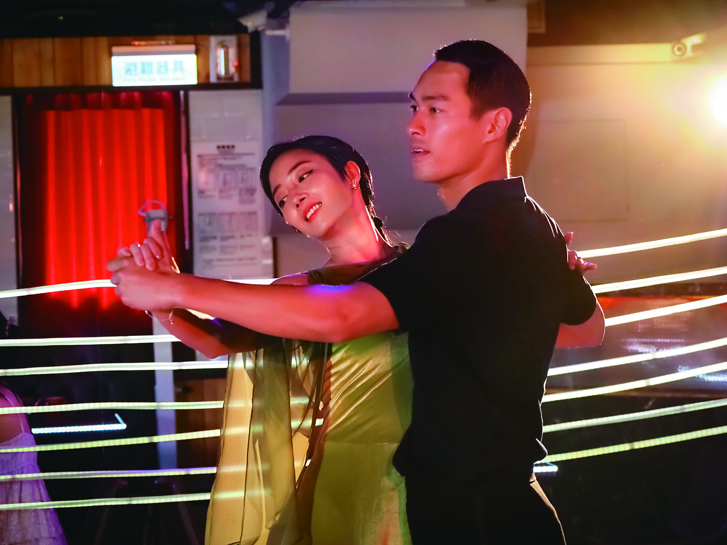 桂綸鎂與楊祐寧在氣質差異下仍擦出配對火花，不同調性的兩條故事線也達成對位的和諧感。（甲上提供）