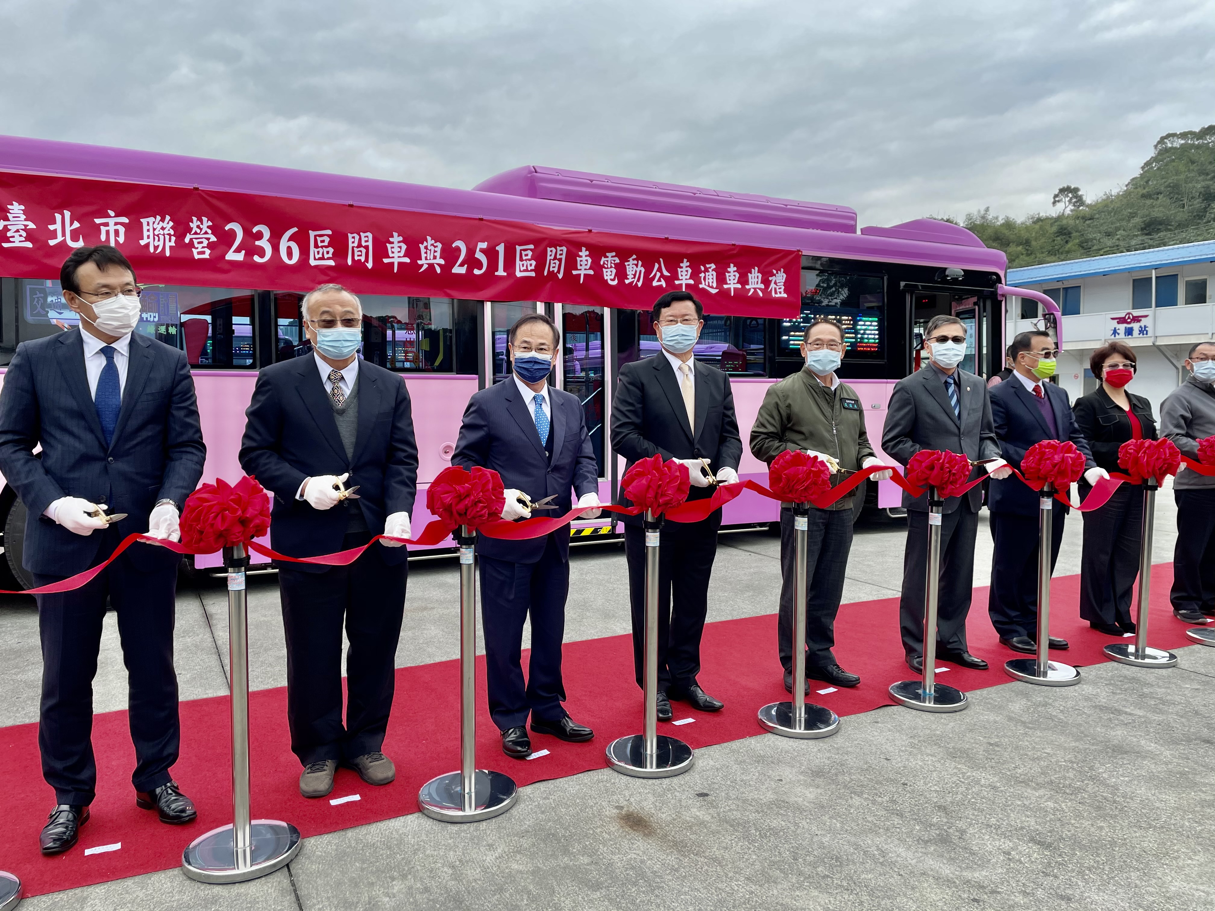 欣欣客運採購22輛華德動能電動巴士，有16輛今（28）日交車，並舉辦通車典禮。
