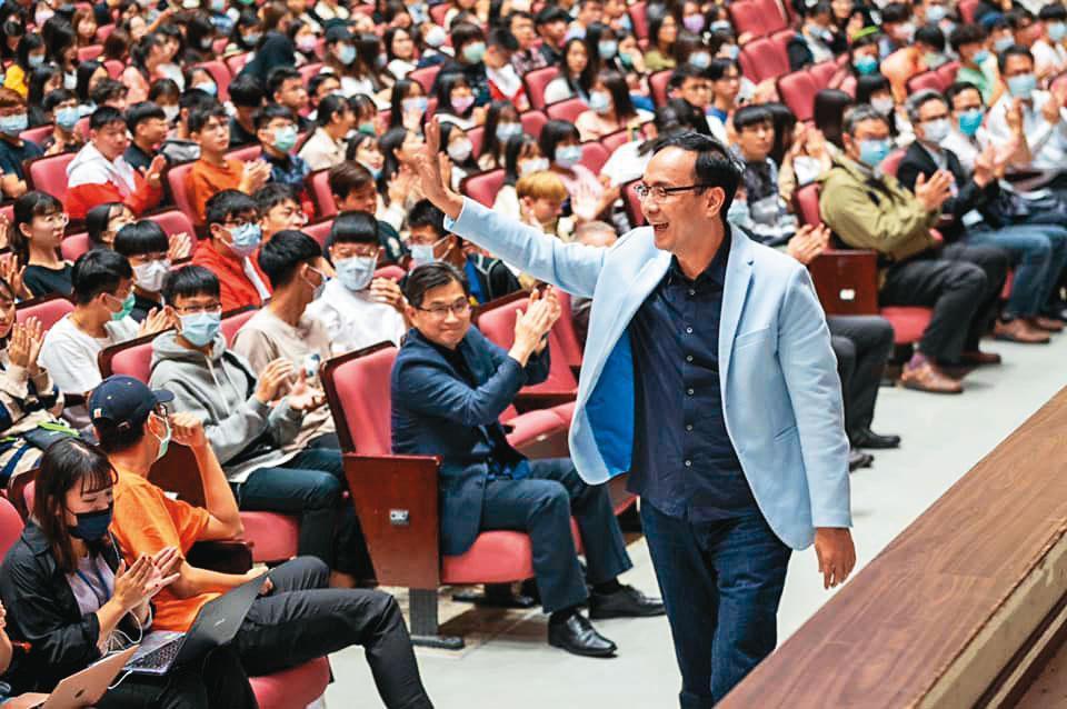 朱立倫近日除了積極拜會藍營縣市長,也深入大學校園,獲不少年輕人支持。圖為11月18日朱到中原大學演講。(翻攝朱立倫臉書)