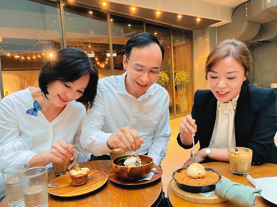 與朱立倫友好的「李柯太太」傳出有意淡出黨中央，未來黨魁選舉是否轉向挺朱，備受黨內矚目。（翻攝朱立倫臉書）