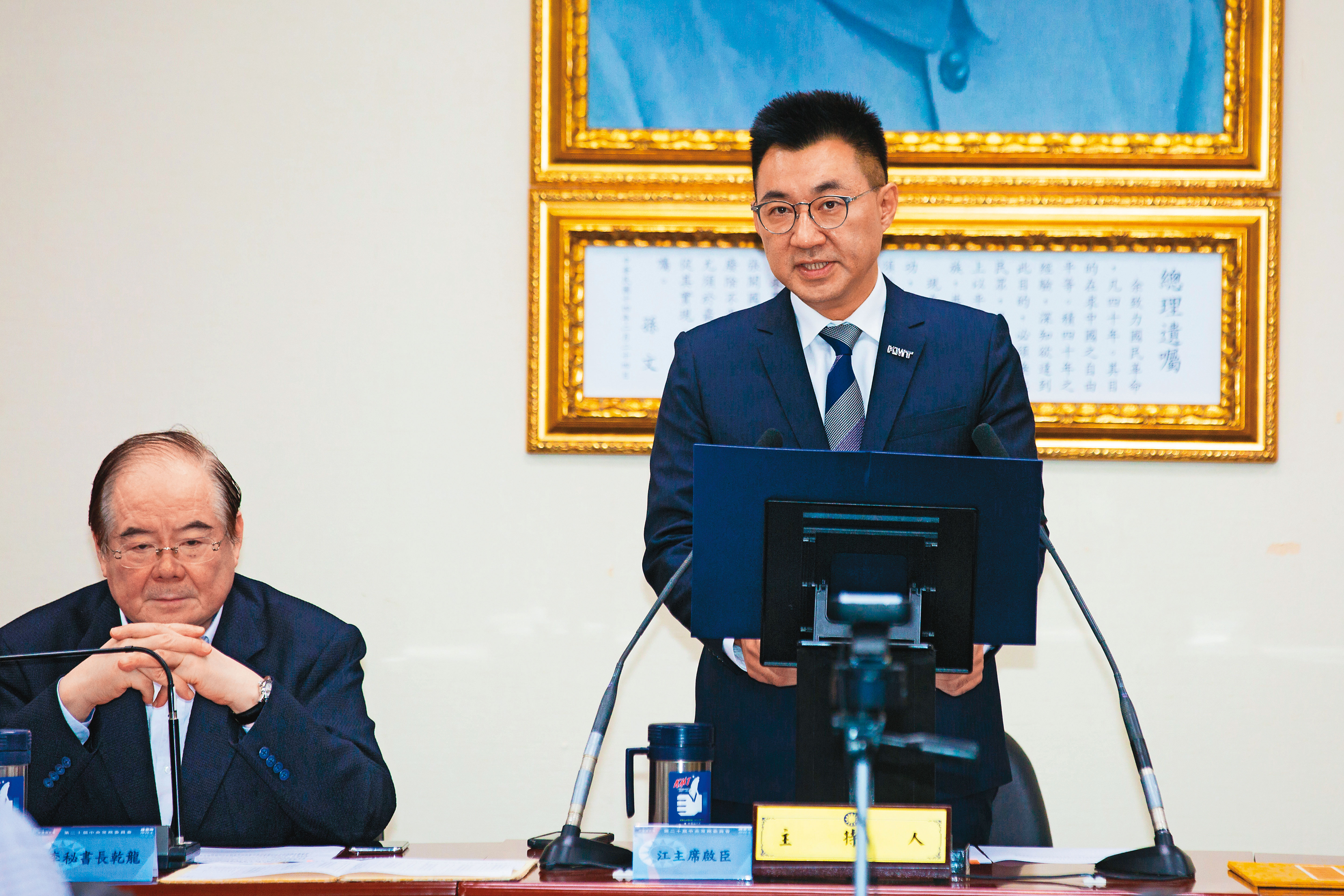 江啟臣（右）取消動員23日的反萊豬晚會造勢，讓祕書長李乾龍（左）氣到找多位藍委抱怨。