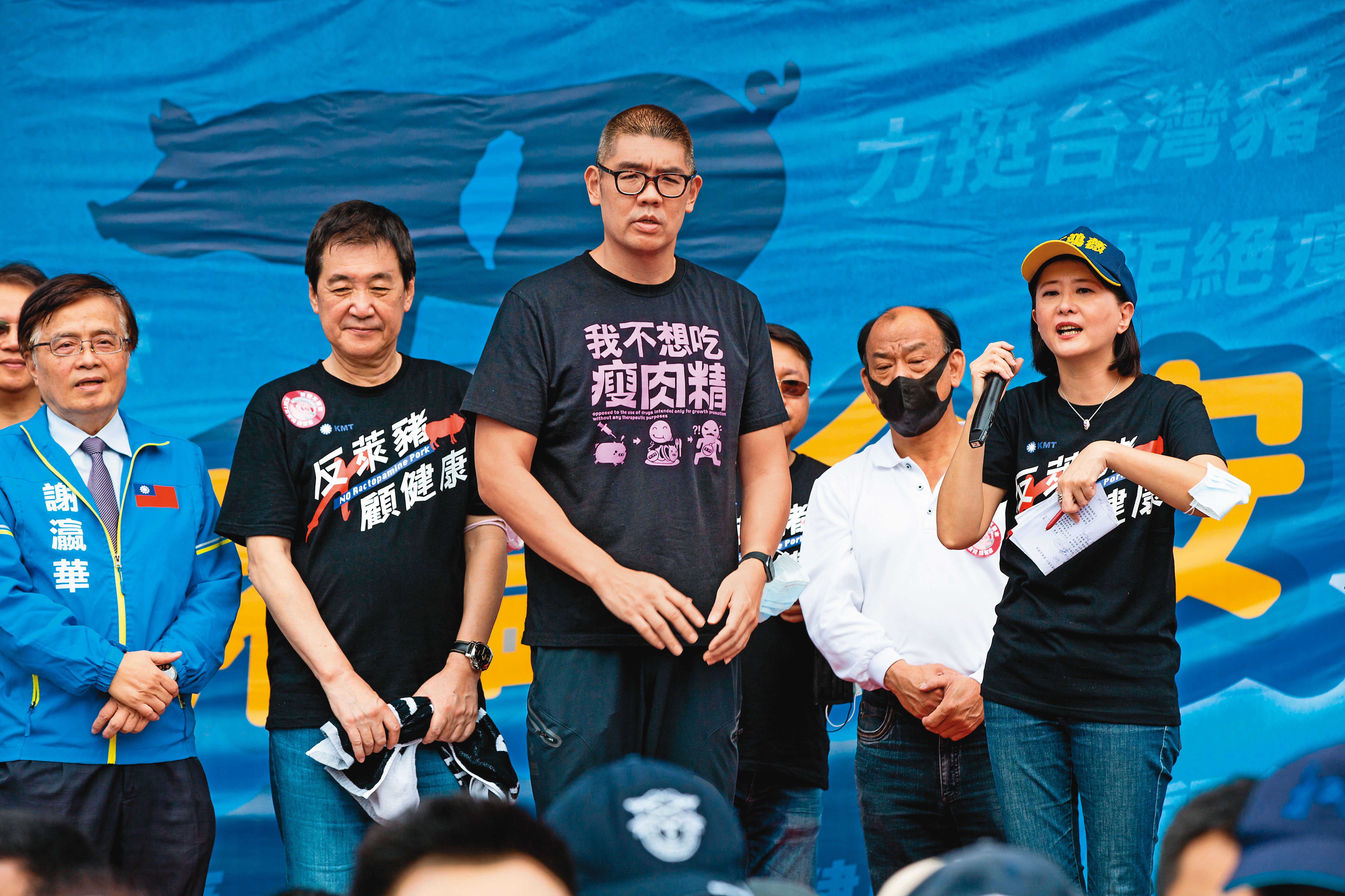 連勝文（左2）近日除了積極爭取曝光，私底下全台走透透，獲中生代民代力拱出面角逐黨魁。