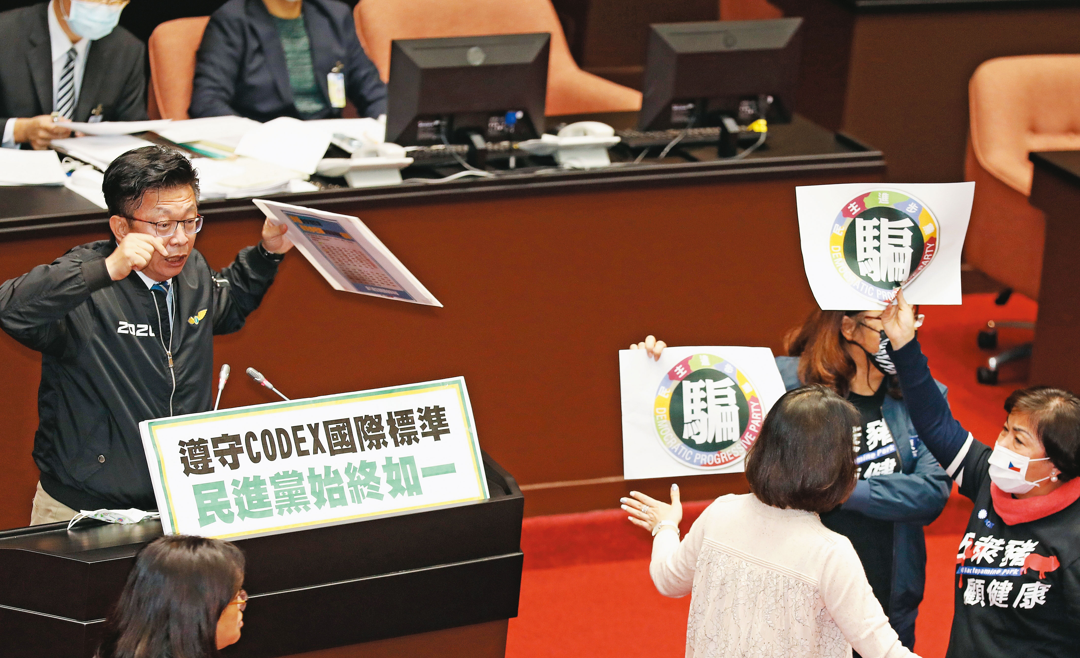 若真的拒萊豬於千里之外，美國老大哥必然不答應。到頭來，終究會進口，於是，到底誰吃了萊豬？恐怕有得鬧的。