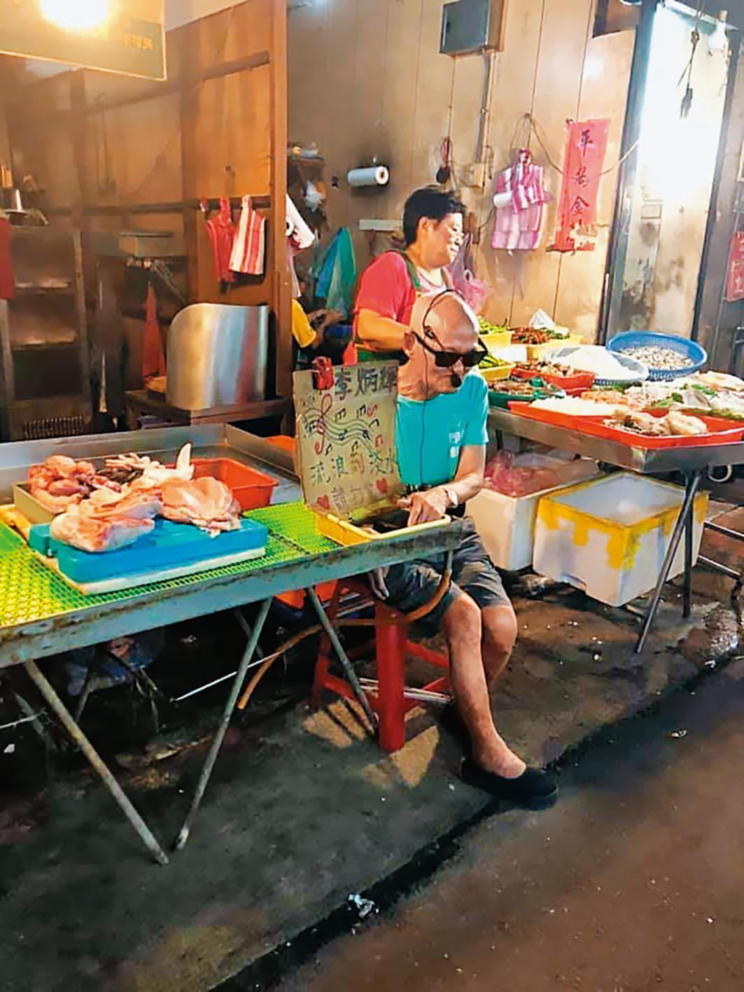 李炳輝(左)曾被目擊在淡水市場賣藝,情景看似淒涼。(翻攝自連巧臻臉書)