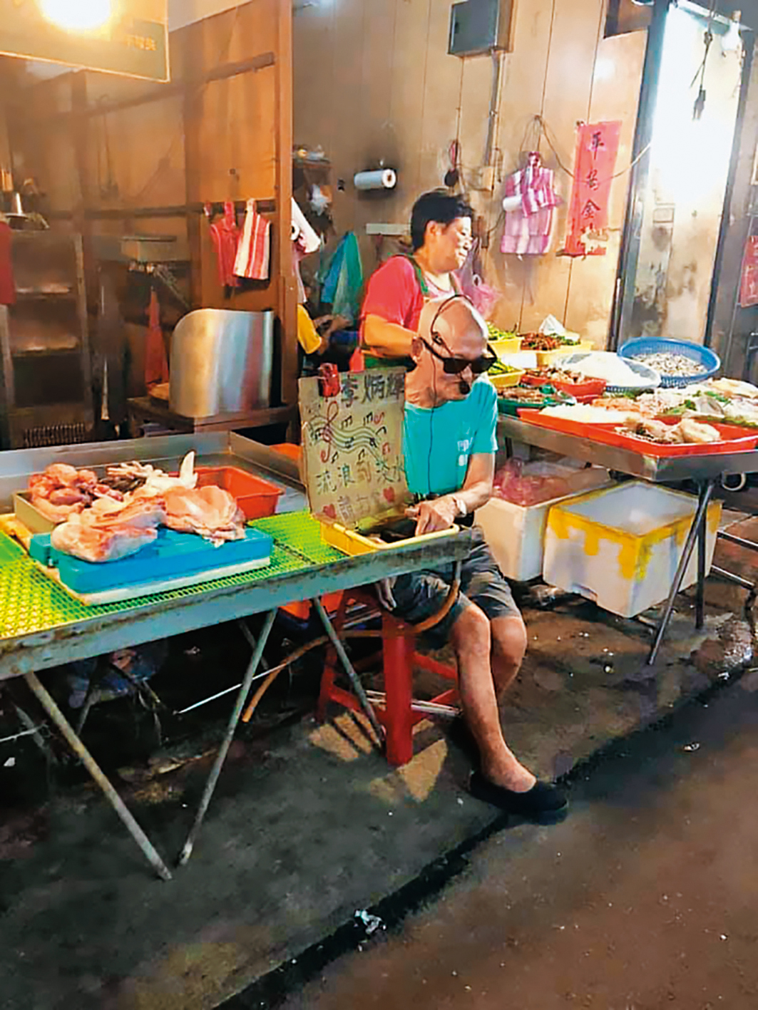 李炳輝(左)曾被目擊在淡水市場賣藝,情景看似淒涼。(翻攝自連巧臻臉書)