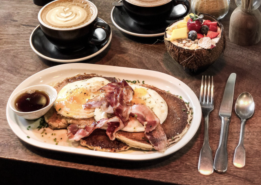 醫師邱正宏表示吃飯份量與排便時間有關，並不是早餐吃多、晚上吃少就能瘦身。（示意圖，Pexels）