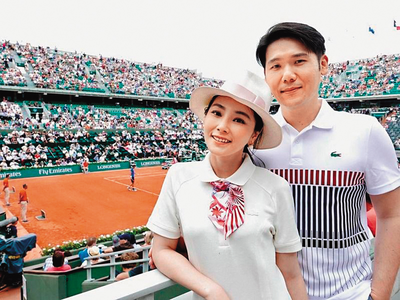 陳怡蓉(左)和老公薛博仁(右)結婚4年,婚後育有1女。(明悅提供)