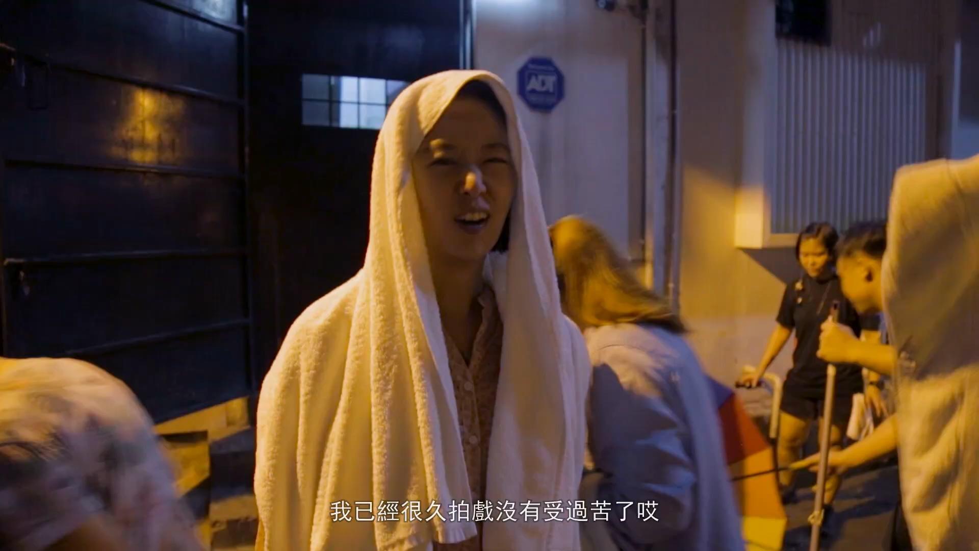 林心如拍淋雨戲才吹乾又要去淋雨,自嘲「很久拍戲沒有受苦了」。(翻攝自花絮)