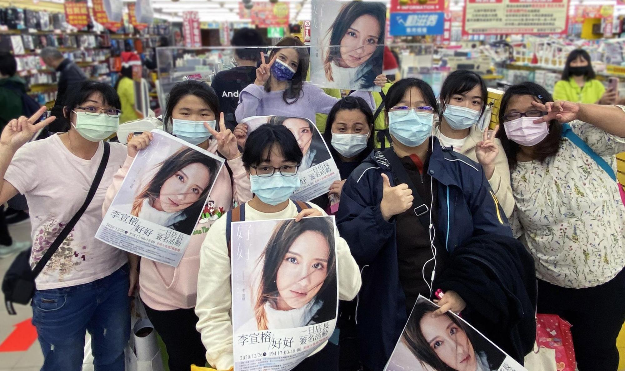 為了得到「一日好好店長」活動獨一無二的極限量紀念傳單,鐵粉們也不顧周遭人擠人,大膽地在李宣榕面前合唱〈備忘錄詩人〉。(福茂唱片提供)