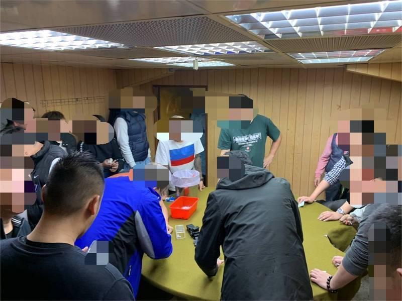 警方查緝天九牌賭場,當場查獲31名賭客。(林慶祥翻攝)