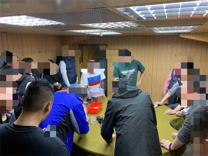 警方查緝天九牌賭場,當場查獲31名賭客。(林慶祥翻攝)