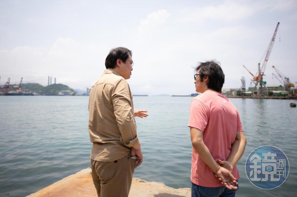 2020年5月,林右昌(左)親自導覽,帶領魏德聖(右)走訪基隆大歷史場景現場。
