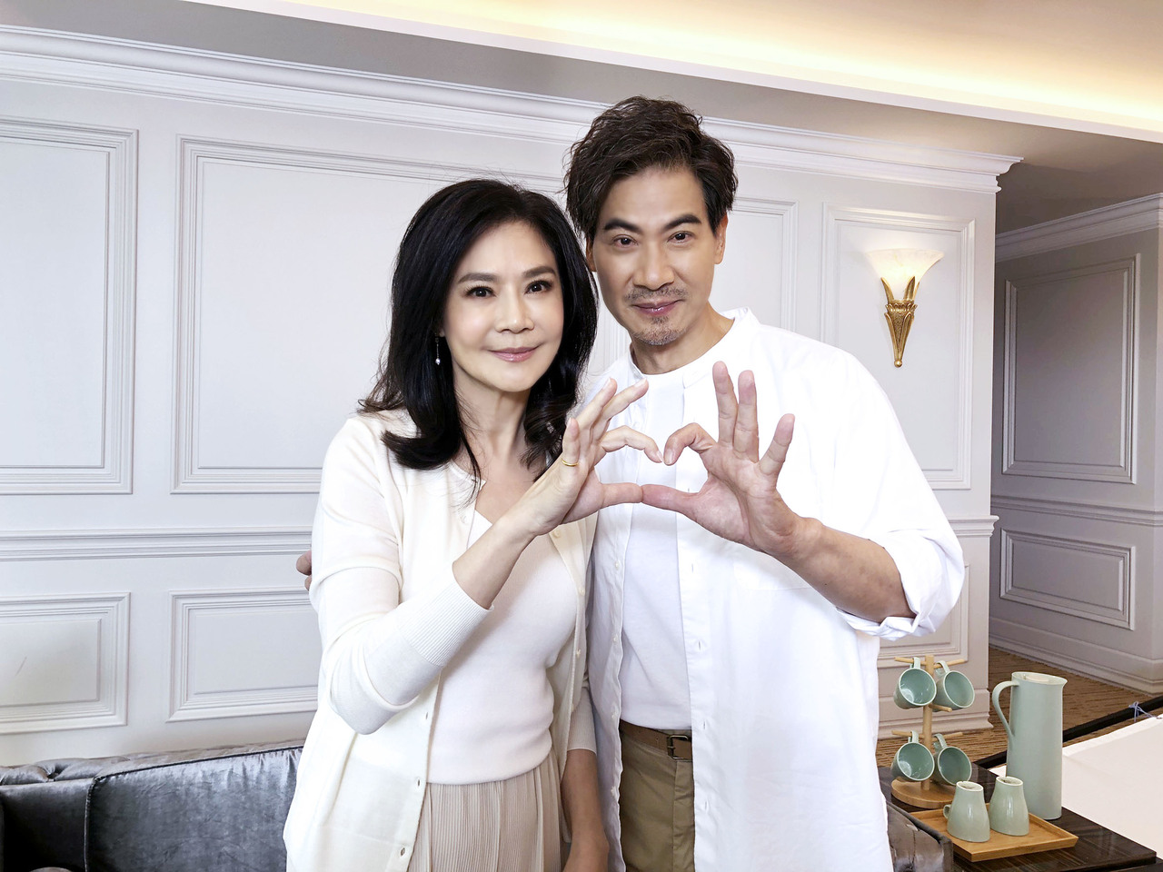 俞小凡因拍《望夫崖》與翁家明相戀，但翁家明婚後卻出軌空姐，她原諒丈夫，早前還合體拍廣告。（民視提供）