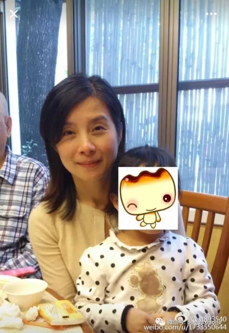 岳翎10幾年前即淡出演藝圈,如今雖然已有了歲月痕跡,仍不失清麗。(微博圖片)