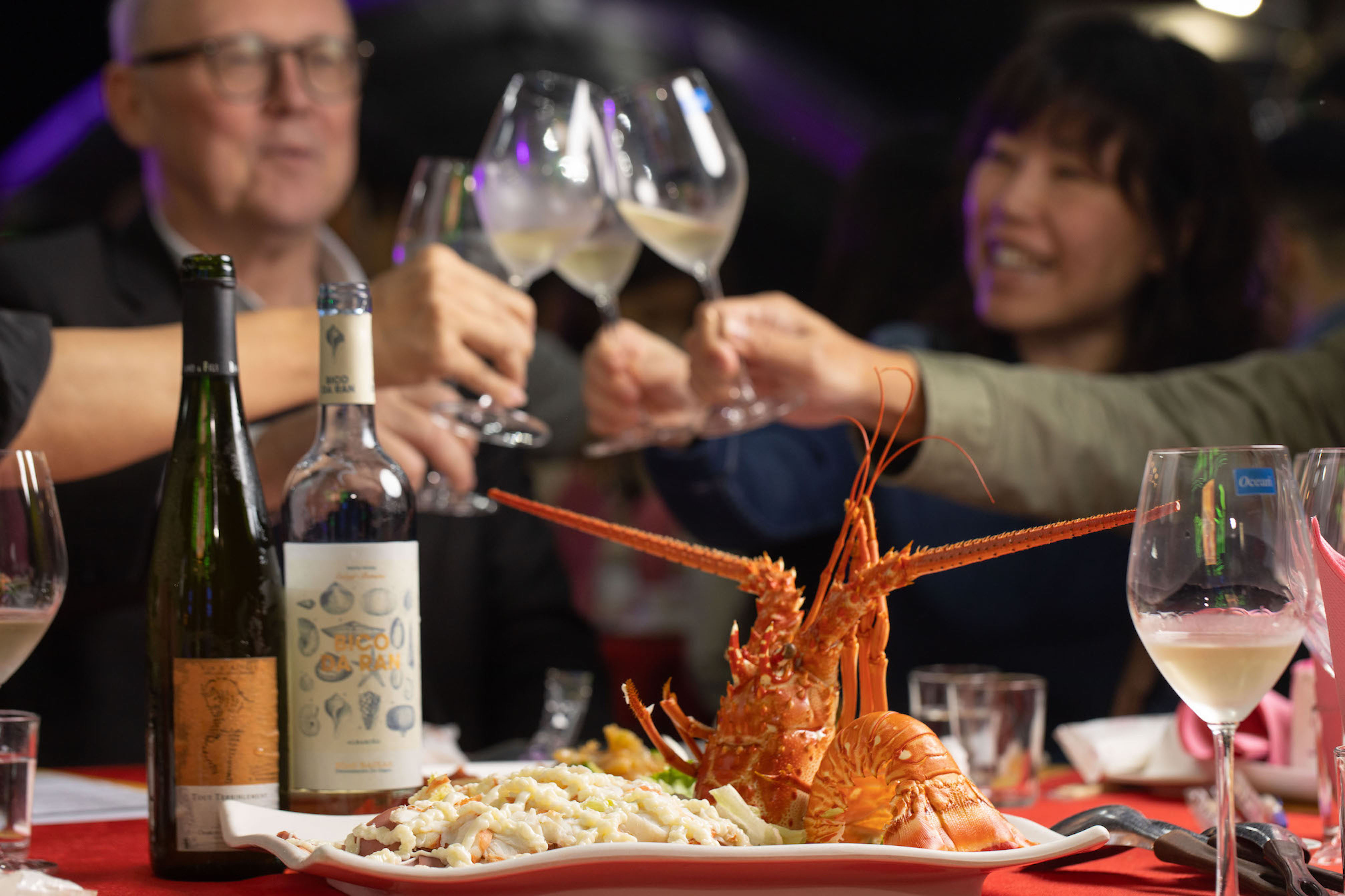 辦桌菜最知名的龍蝦冷盤，搭配清新的白酒最對味。