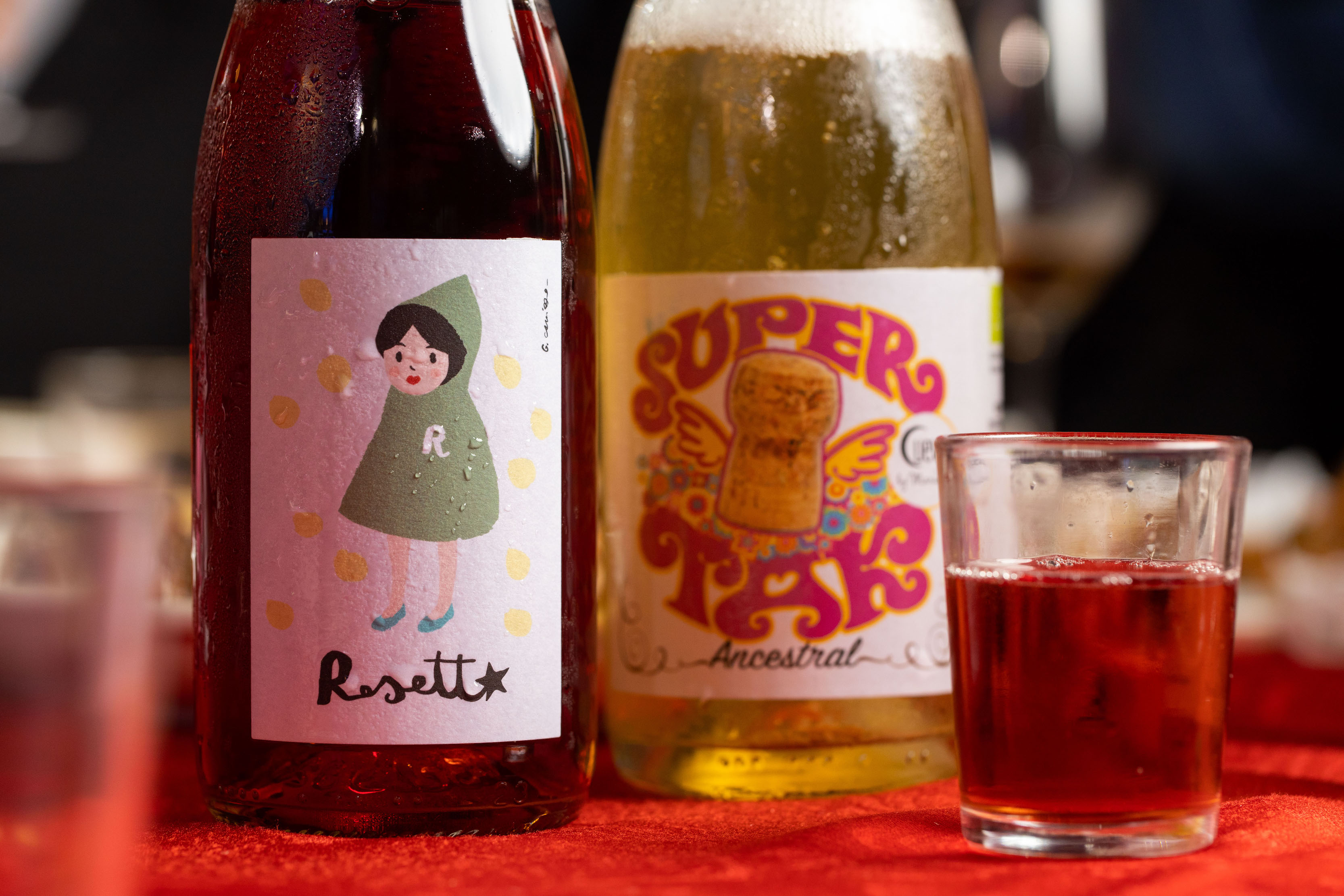 旭宣「塔維金酒莊羅賽塔粉紅酒」酒標可愛、酒體清爽（左，1,080元／瓶）；莎祿「超級星氣泡酒」有檸檬紅茶般的酸爽，非常適合搭配清淡的湯品與拼盤。（右，1,200元／瓶）